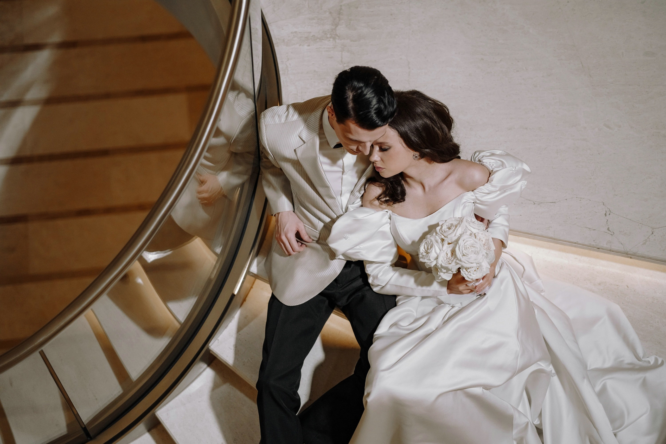 Фотосессия свадьбы на лестнице в Hyatt Regency Moscow Petrovsky Park. Свадебный и семейный фотограф в Москве Светлана Зоткина