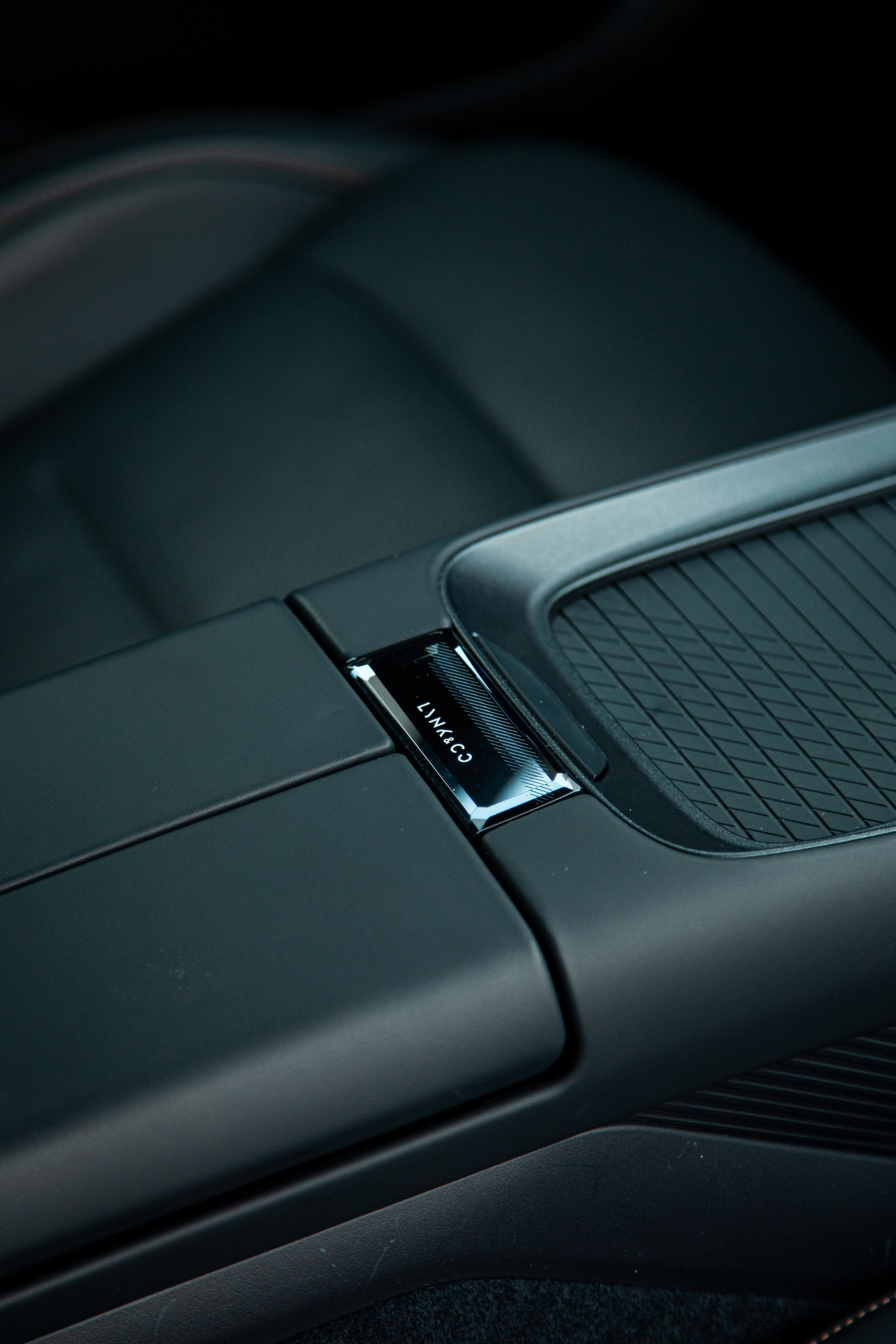 Lynk&Co 08 EM-P. Рекламный и портретный фотограф в Алматы — Серекпаев Танирхан