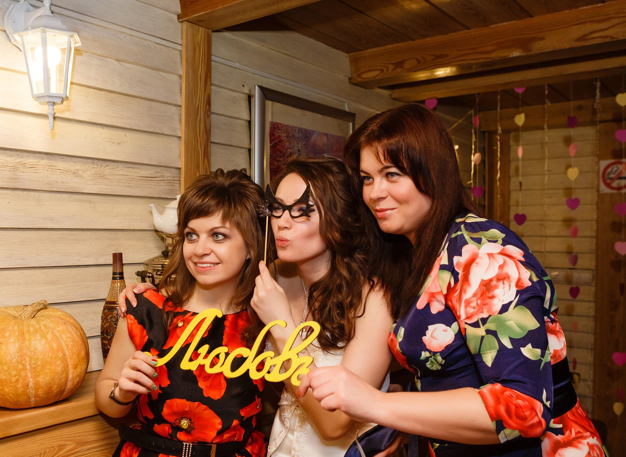 Аренда прокат фотобудки в Красноярске фотозона на мероприятие Свадьбу праздник День рождения выпускной корпоратив фотокабина цена стоимость заказать забронировать описание услуги ведущий тамада моментальная печать фотографий причёска макияж