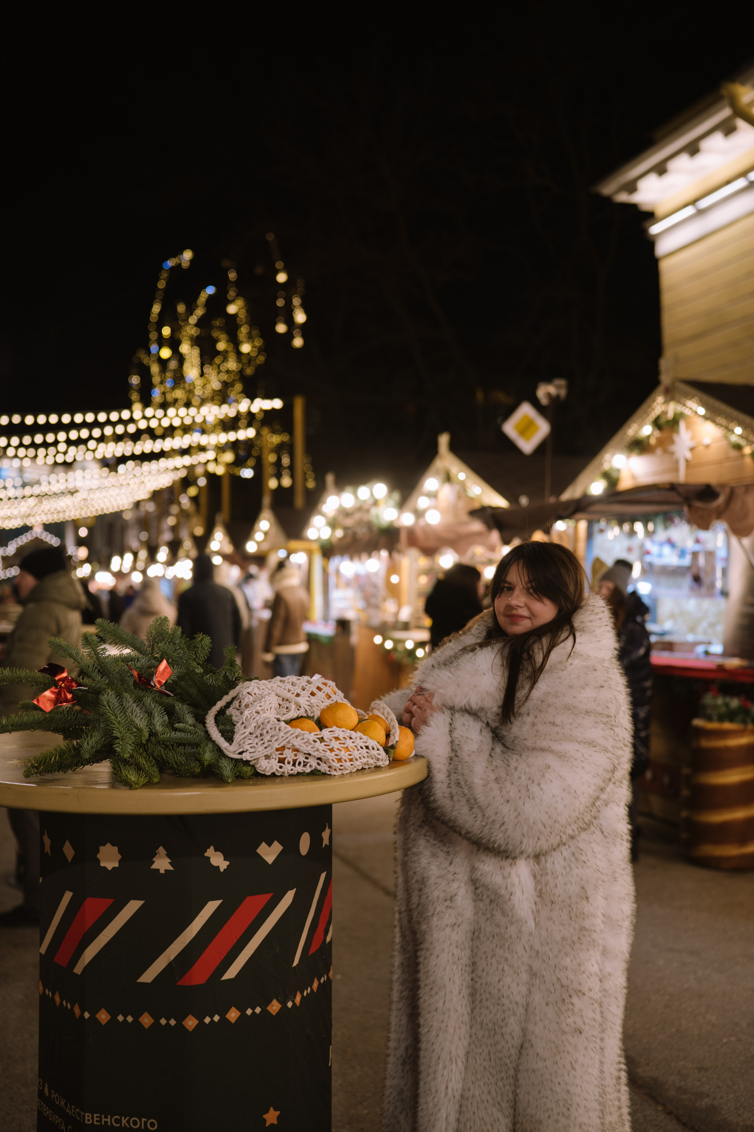 ПРОГУЛКА НА МАНЕЖНОЙ ПЛОЩАДИ ДЛЯ ДЕВУШКИ ПЕРЕД НОВЫМ ГОДОМ (НОВОГОДНЯЯ ФОТОСЕССИИЯ НА МАНЕЖНОЙ ПЛОЩАДИ). Профессиональный фотограф, Санкт-Петербург — Виктория Богомолова