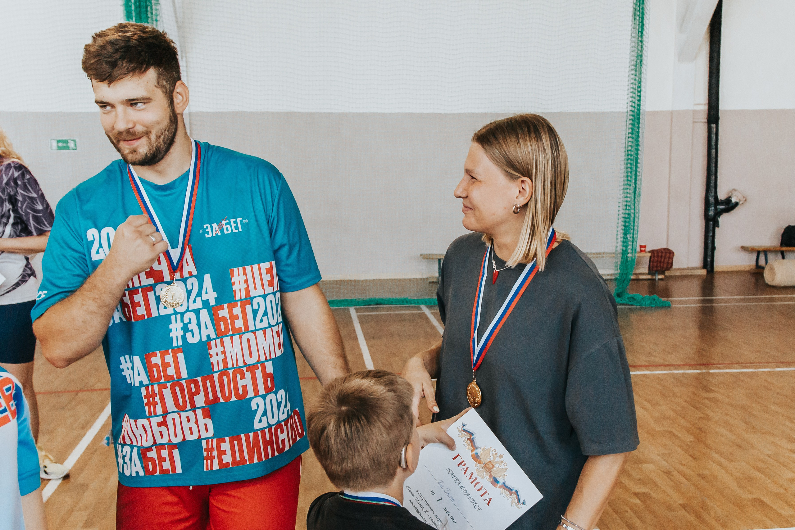 Репортажная спортивная съемка г. Королев стадион Металлист «папа, мама, я — спортивная семья». Юлия Егорова | Свадебный фотограф, семейный фотограф Москва, МО • Портреты • репортажи • день рождения • Love Story • дети
