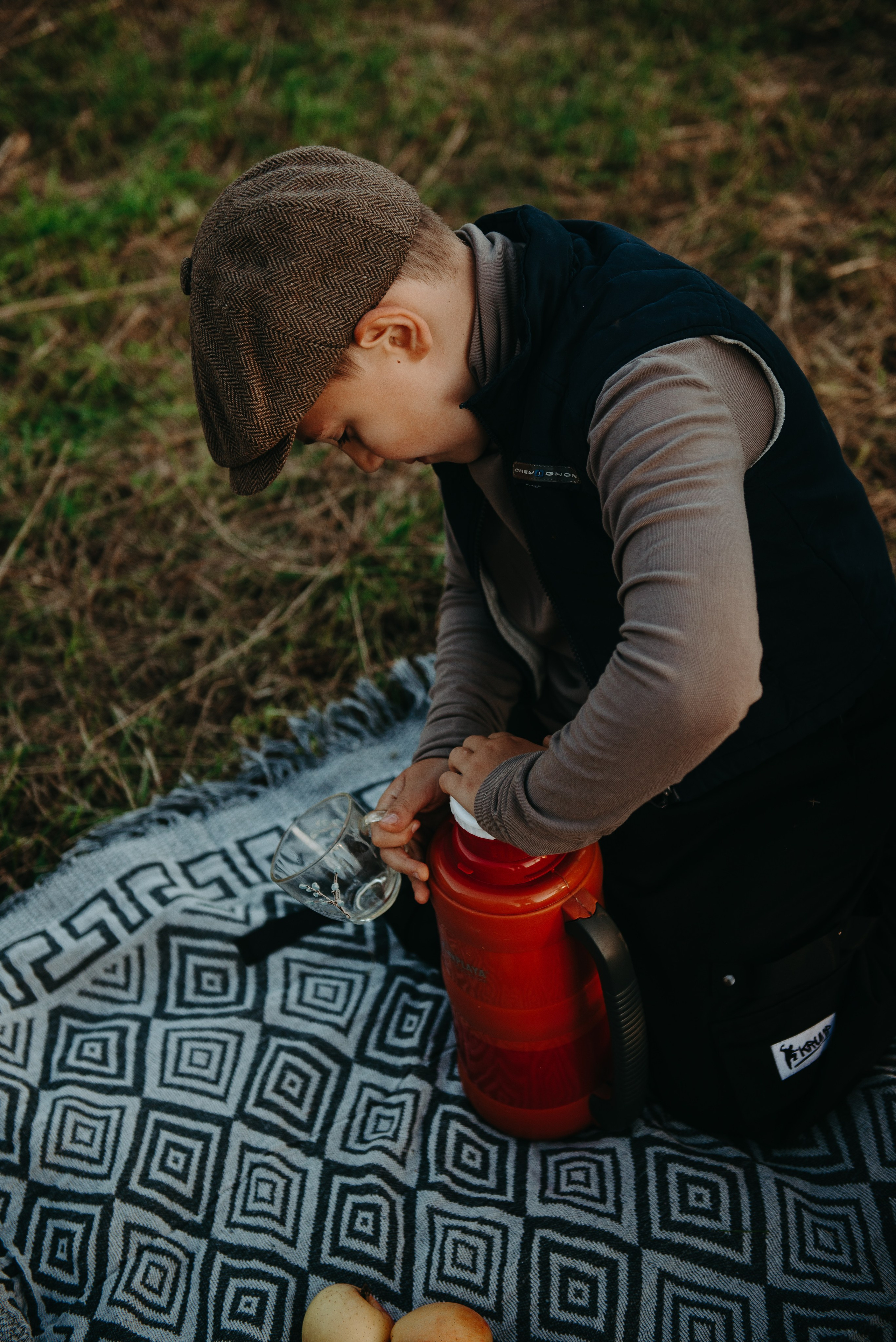 Дениска и Пелагея на сенокосе. Ирина Метелица фотограф на Шикотане