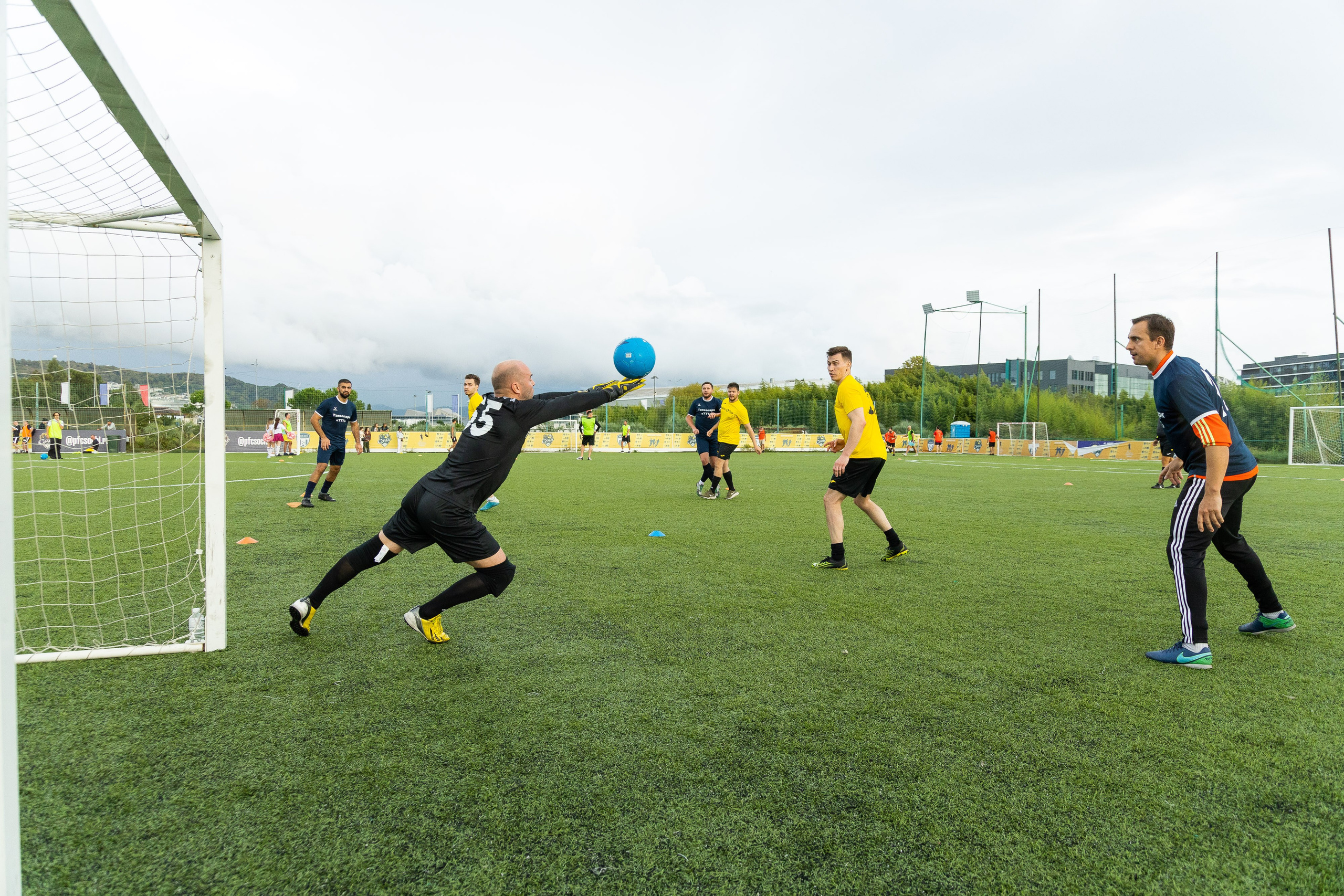 Футбольный матч между компаниями сферы такси. Фотограф Родион Нарудинов