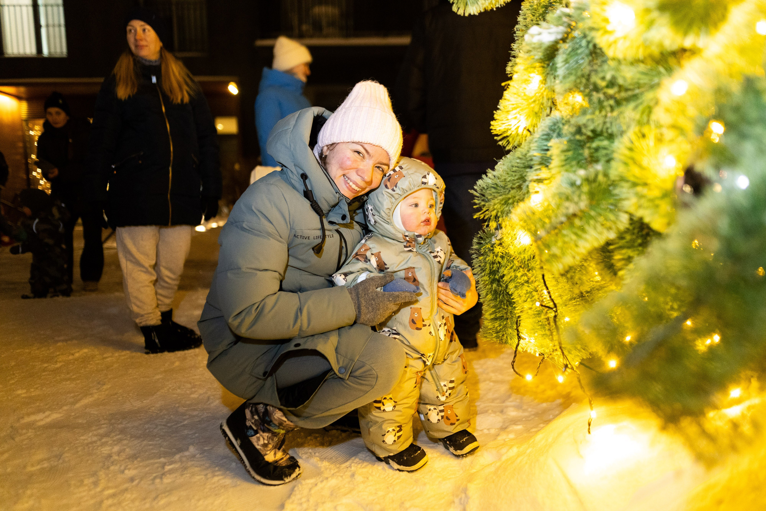 Елка у «Брусники» на Стачек. Фотограф Родион Нарудинов