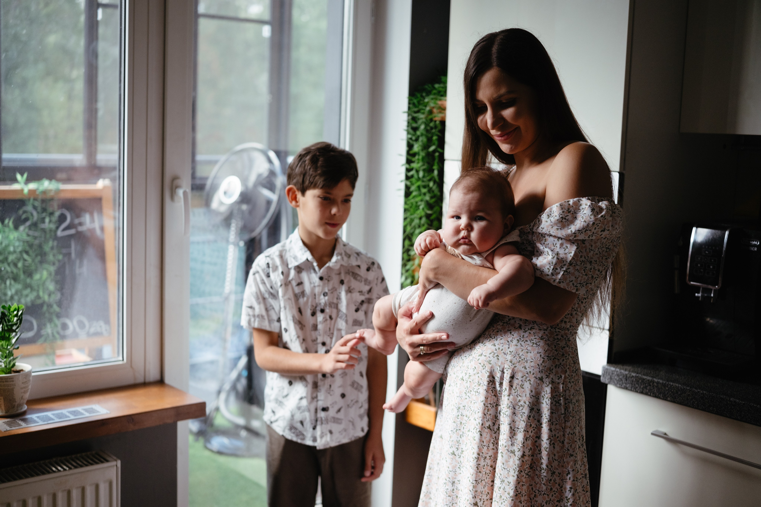 Алиса дома с мамой, братом и котом. Семейный детский ньюборн фотограф в Москве Марта Петрова