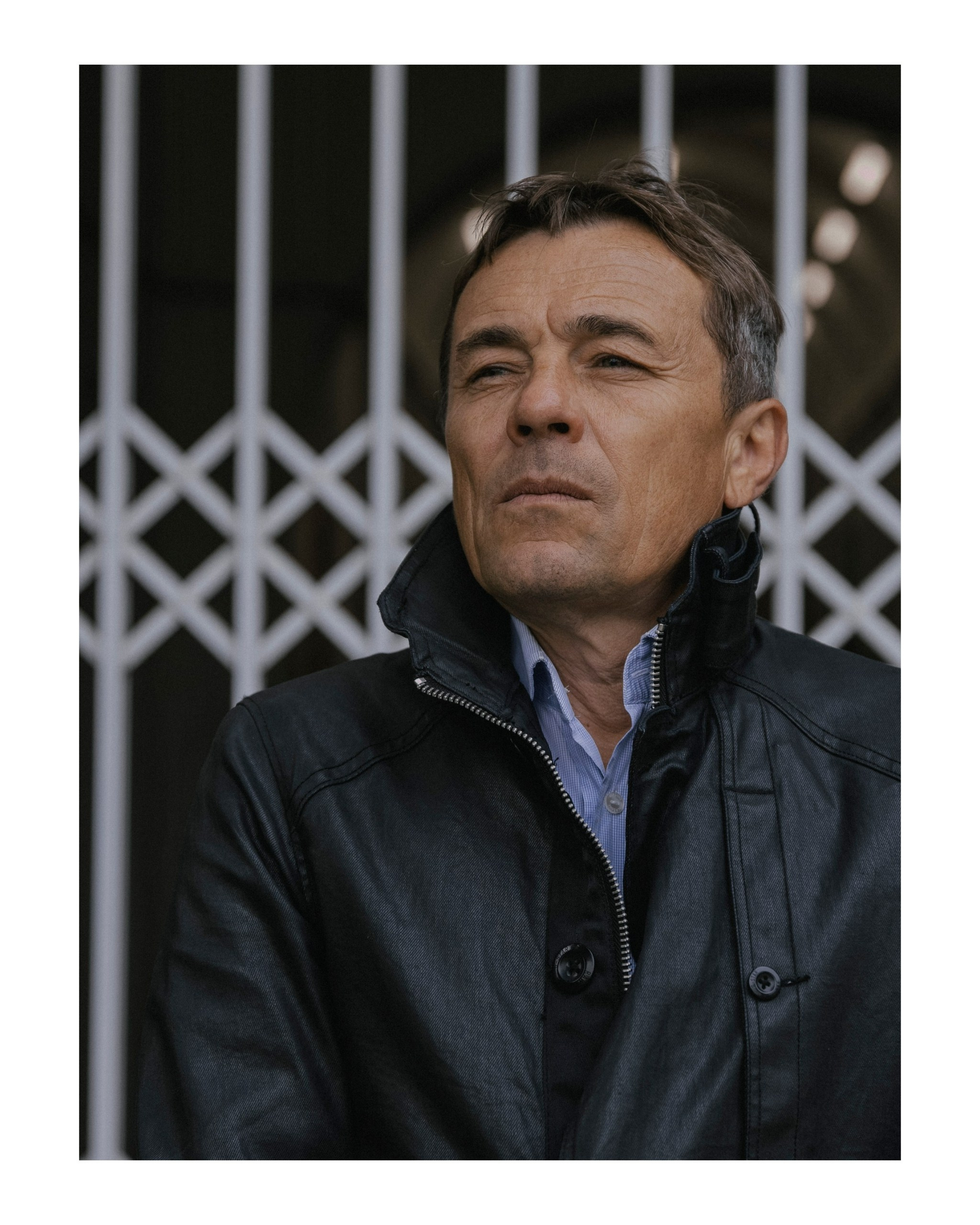 Мужчина на конюшне