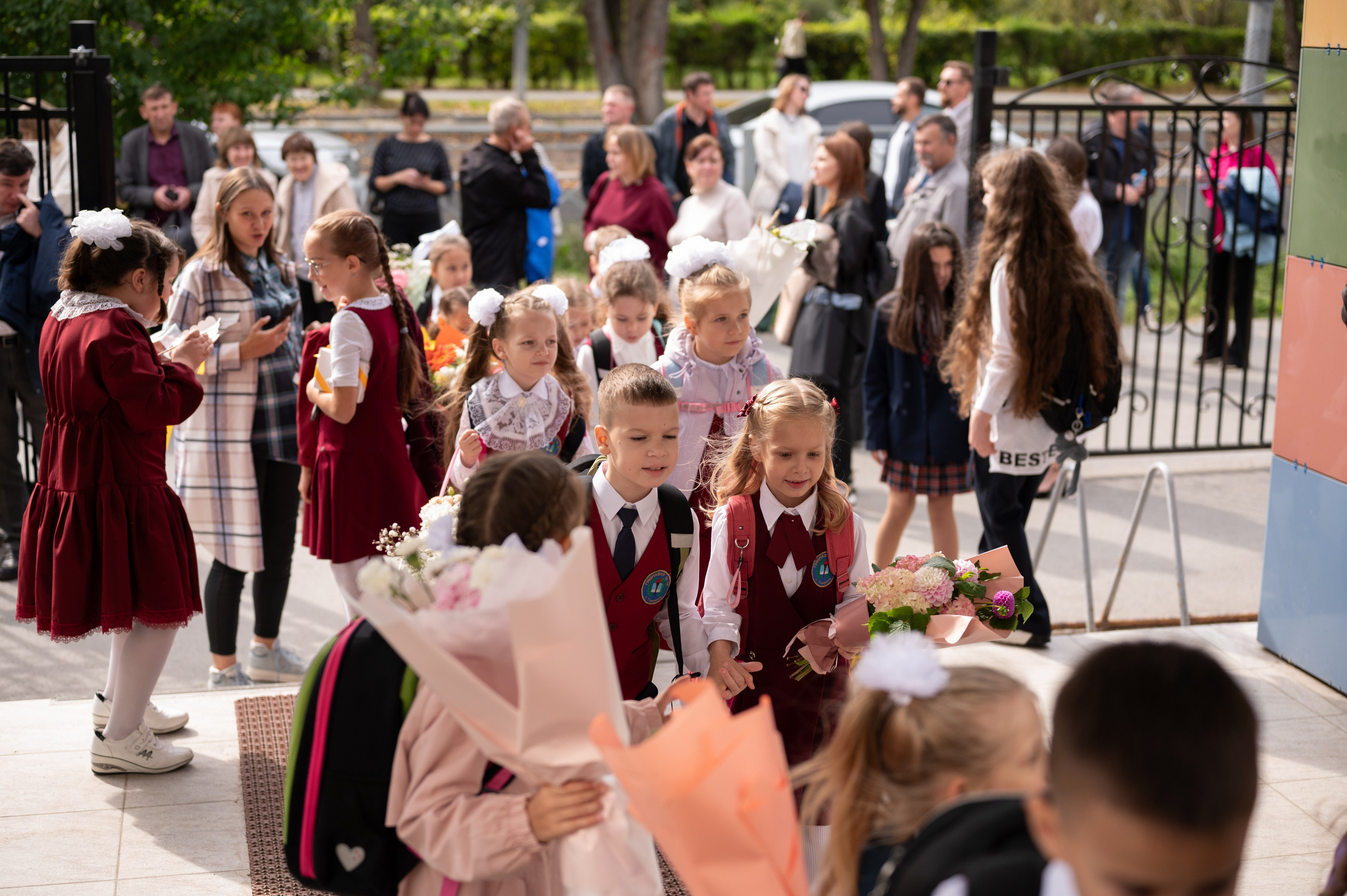 1 сентября 16 гимназия 2 класс (линейка + в классе+ на улице). Фотограф новорожденных, семейный детский в Тюмени Татьяна Морозова