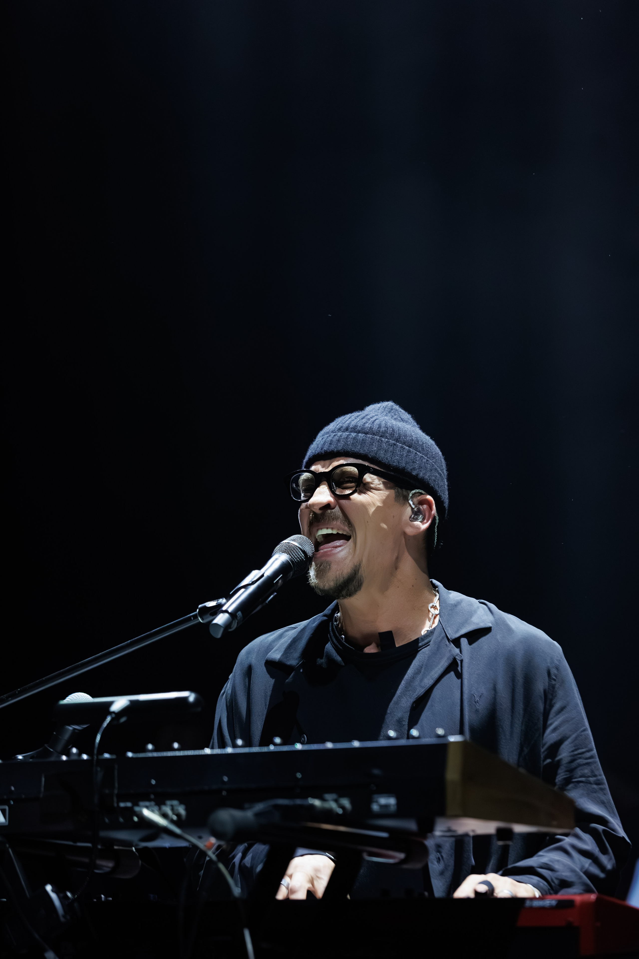 Concert Photography in Dubai — Anton Belyaev Live Performance. Evgen Yatsenko — Photographer in Dubai