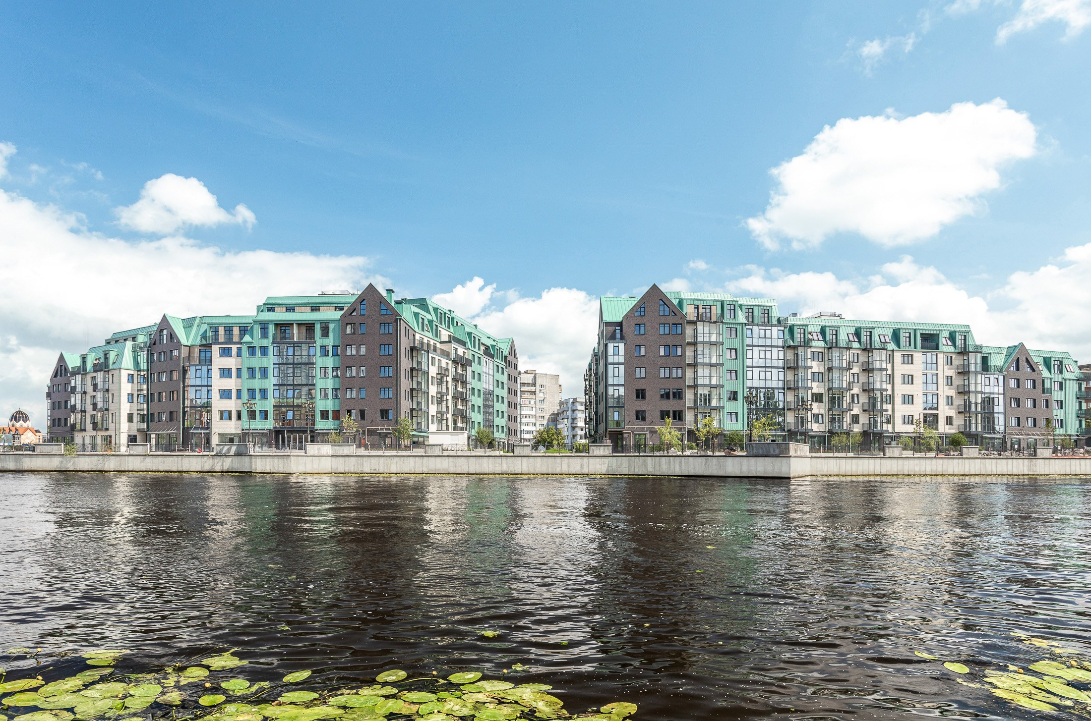 Вид на реку Преголь и группу домов ЖК Рыбная деревня в Калининграде.