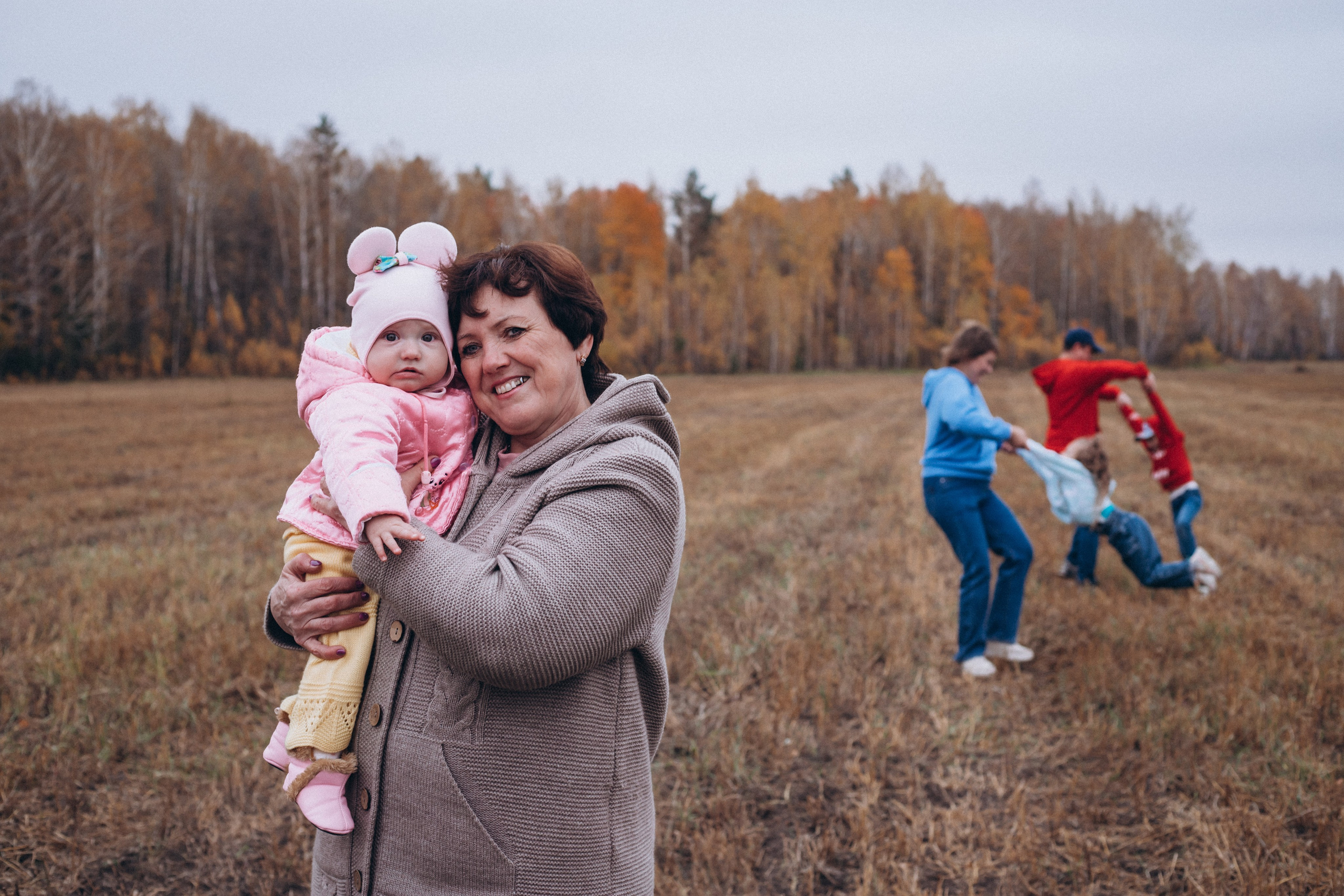 Максим Наташа Кирилл Арина Полина и бабушка. Семейный фотограф Нижневартовск Тюмень Ефимова Ирина