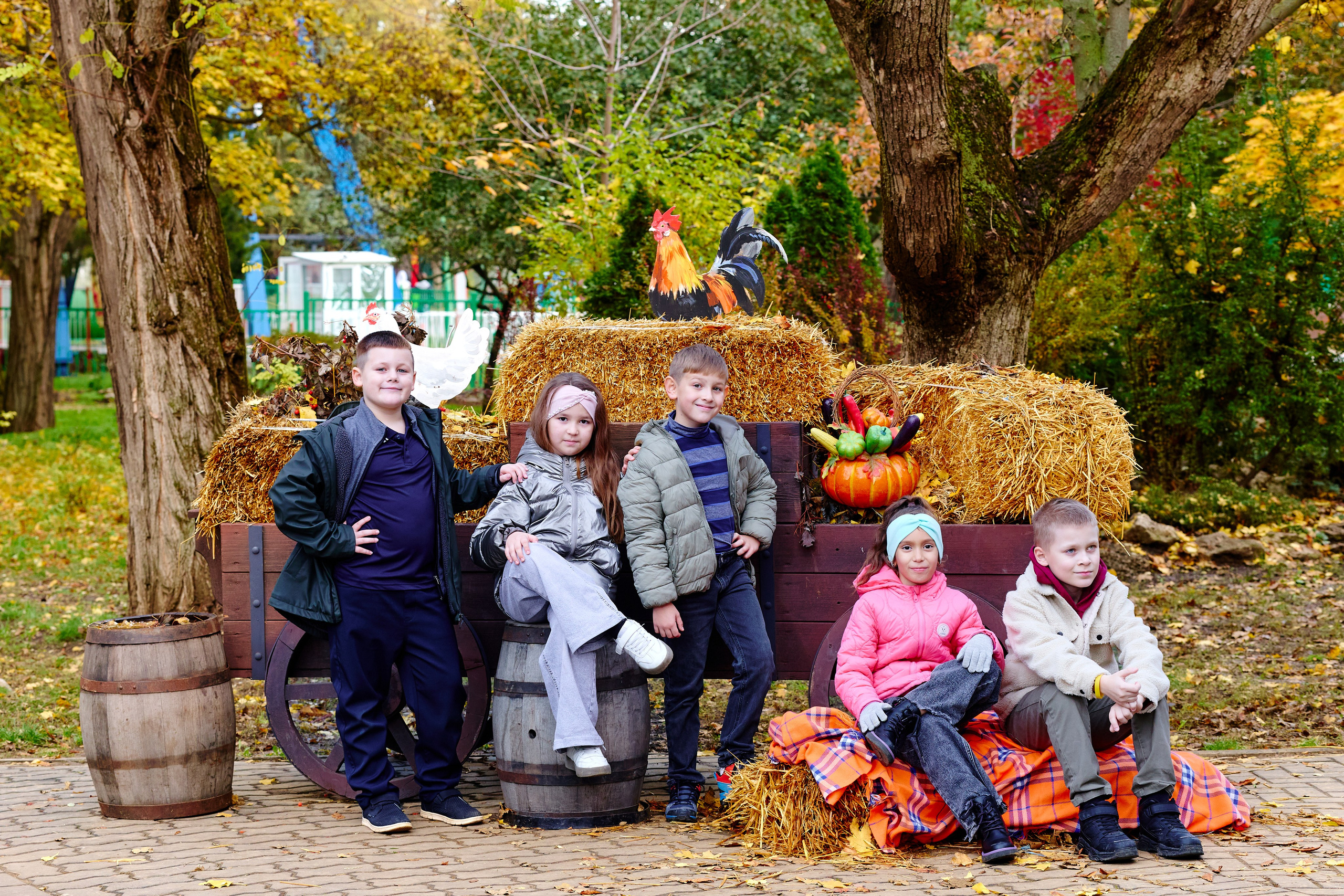 Прогулка в парке классом. Фотограф Выпускные альбомы Таганрог Сергей Коробченко