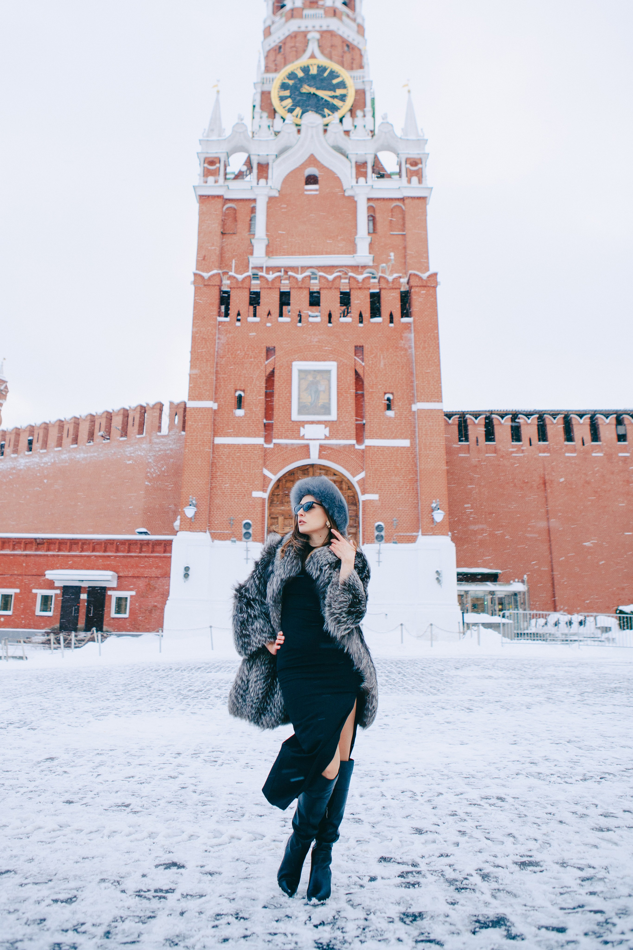 фото красивой девушки в шубе на фоне Кремля зимой в Москве