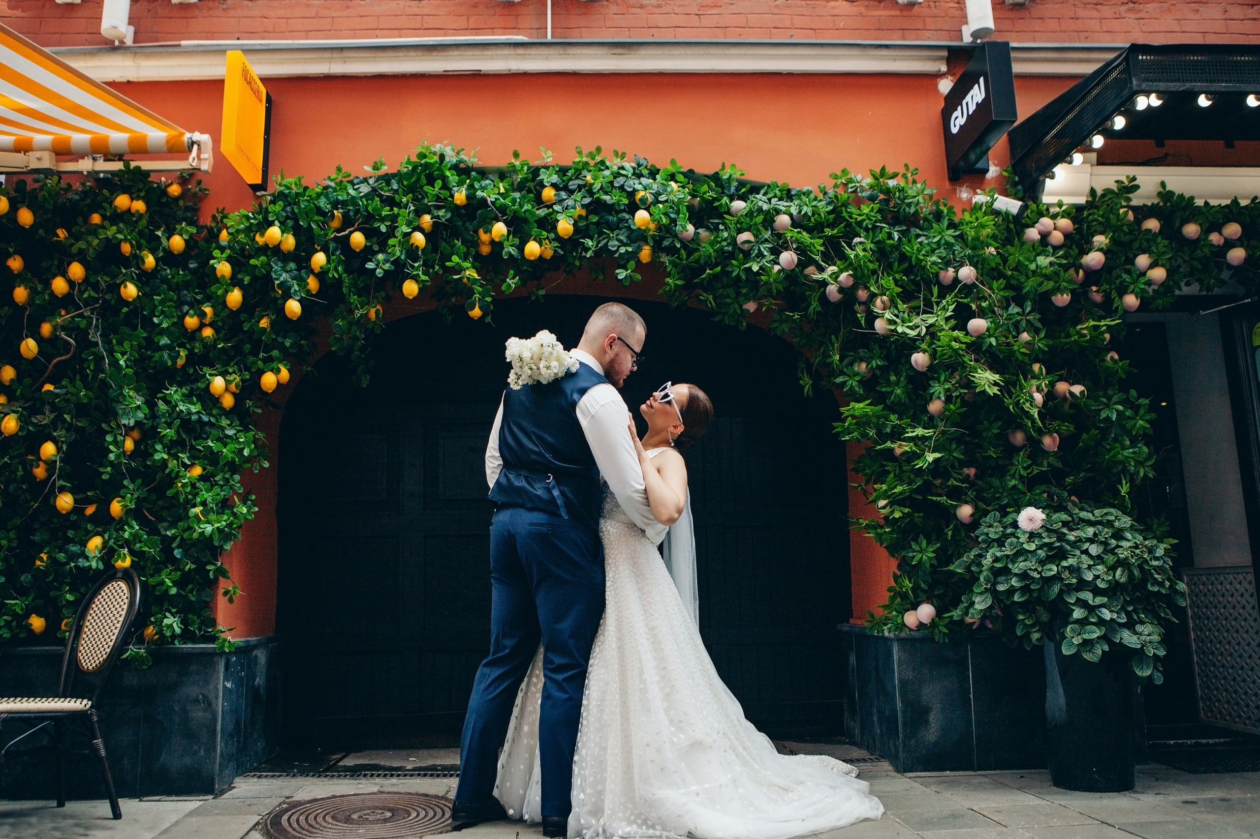 Свадебная фотосессия в отеле hartwell hotel и на патриарших прудах. Фотограф Ольга Ефремова