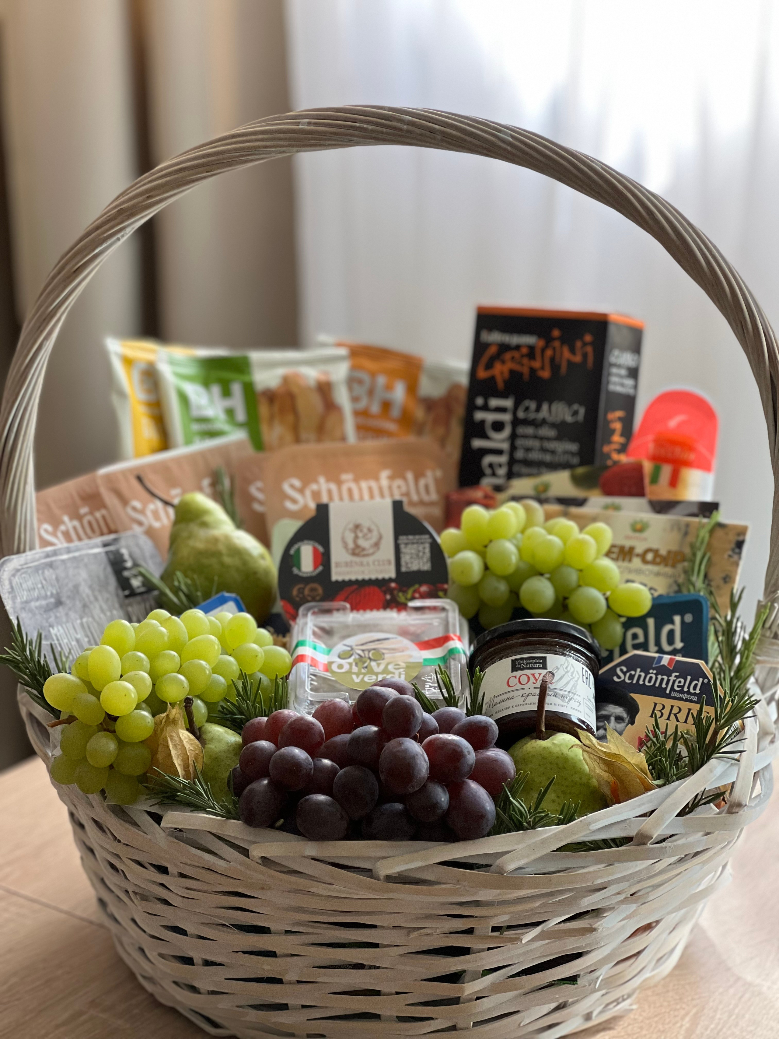 Корзины. Выездной кейтеринг, съедобные букеты, торты и сладости на заказ