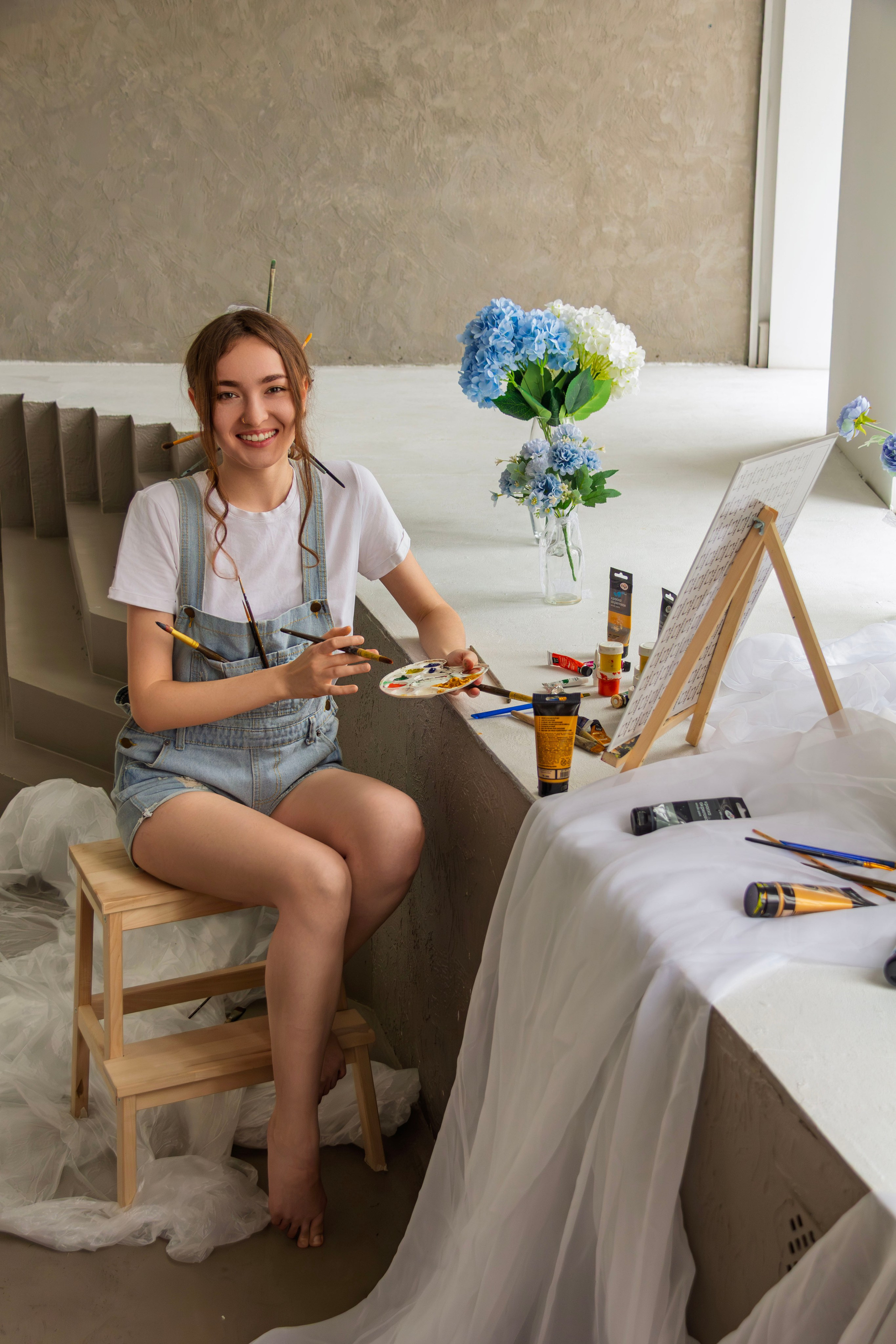 Женский портрет с красками. Главная