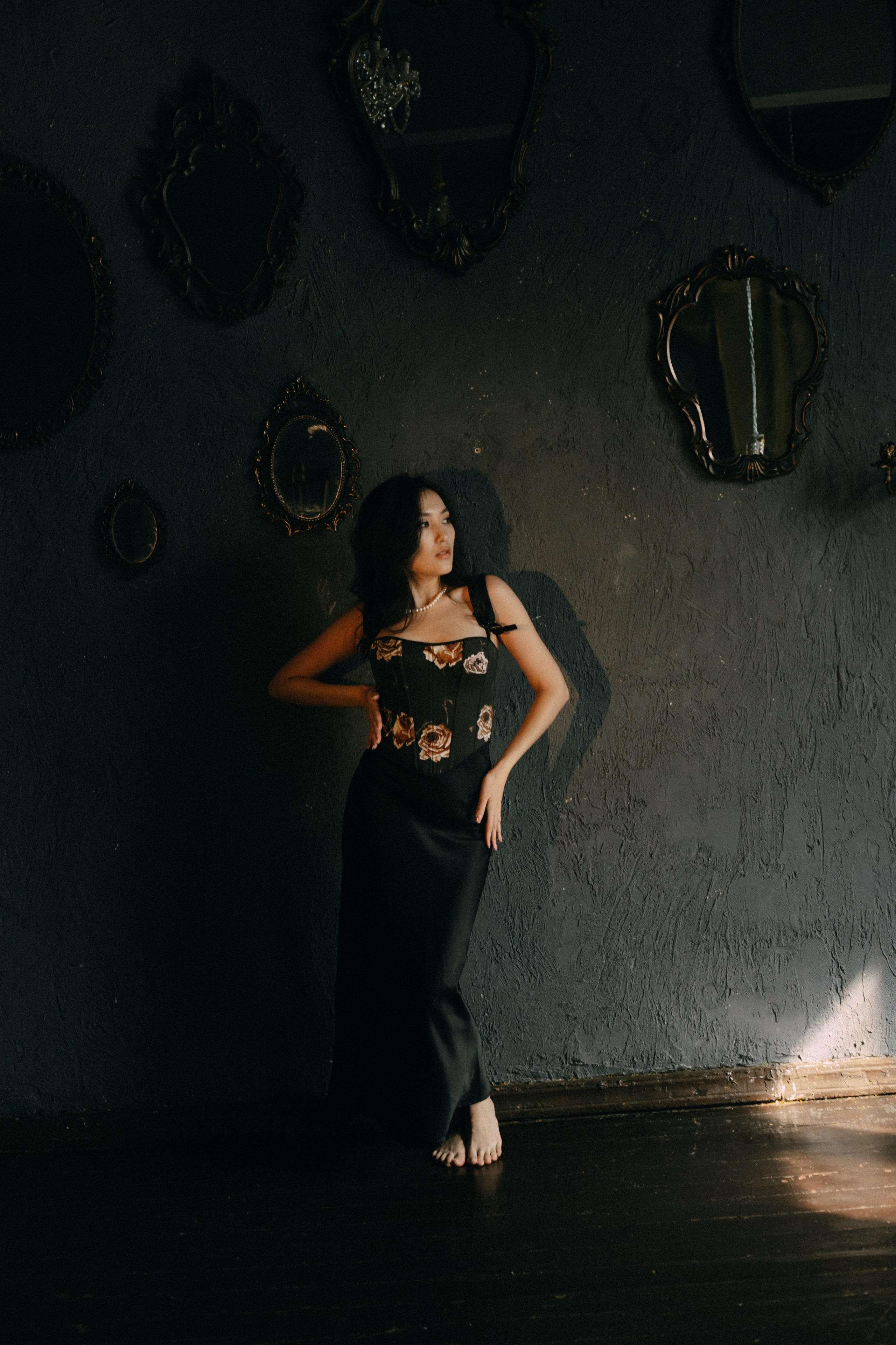 Драматичный женский портрет, глубокий взгляд, контрастное освещение,фотосессия Новосибирск, женская фотосессия в Новосибирске, женский фотограф, фотосессия в студии, красивая девушка