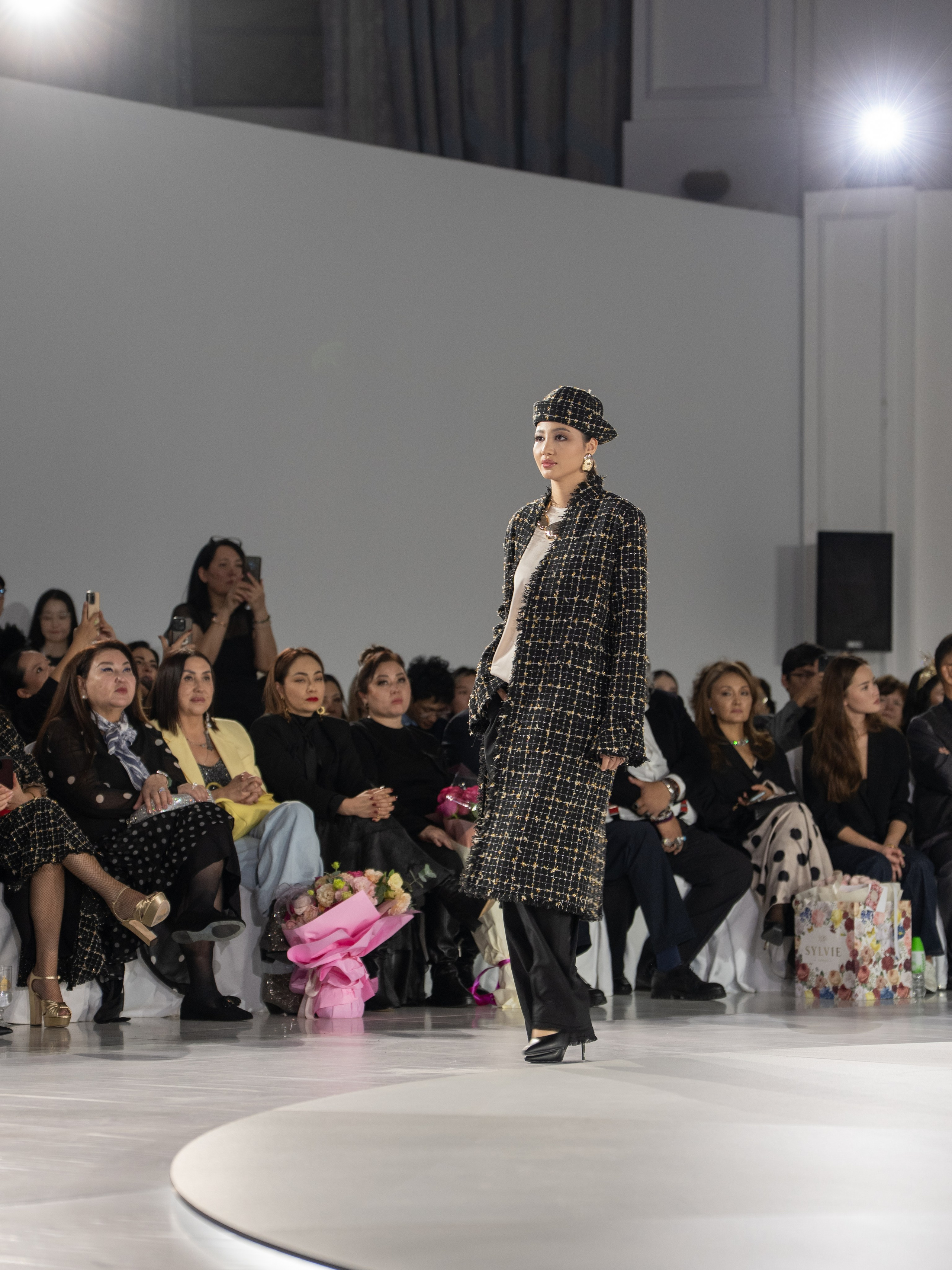 Дизайнер Aida Kaumenova. Сайт Алматинского НЮ АРТ, будуар и фэшн фотографа Дениса Карпенко