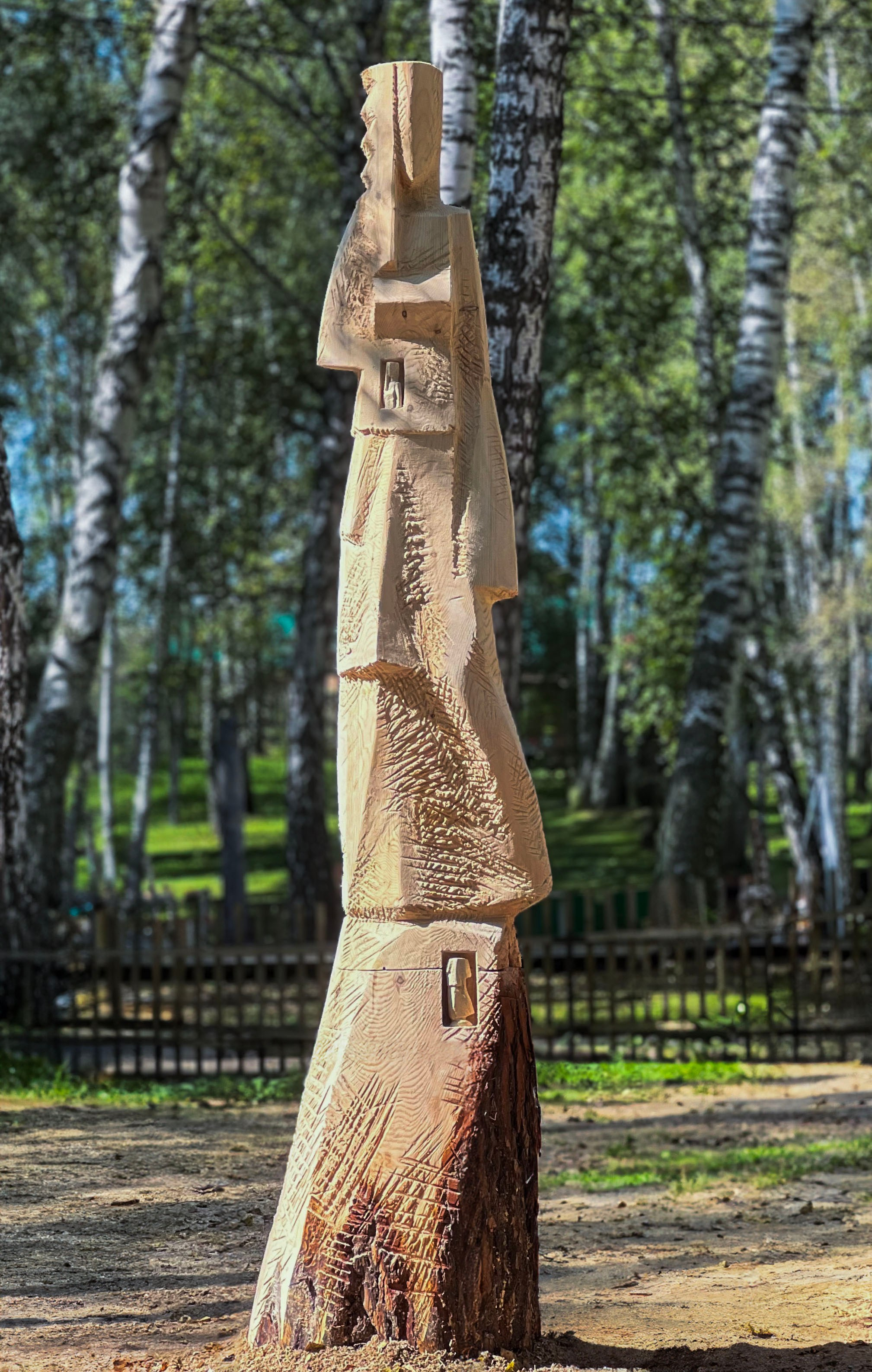 Нимфа, которую я встретил среди деревьев. 2024. Дерево, шамот. 420х70х80 см