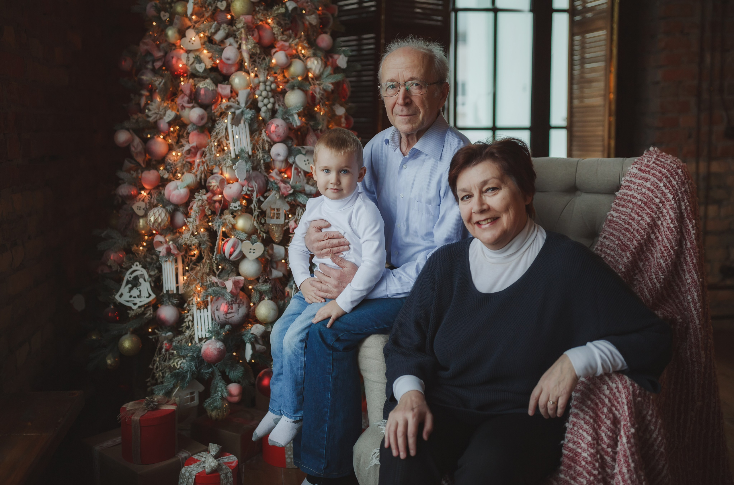 Семья у елочки. Фотограф в Санкт-Петербурге Знаменская Ирина