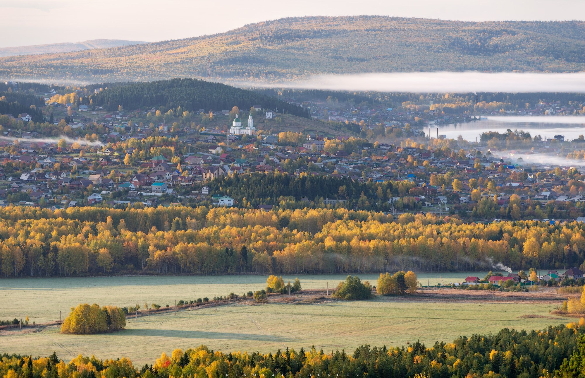 Поселок Черноисточинск в осенних красках.