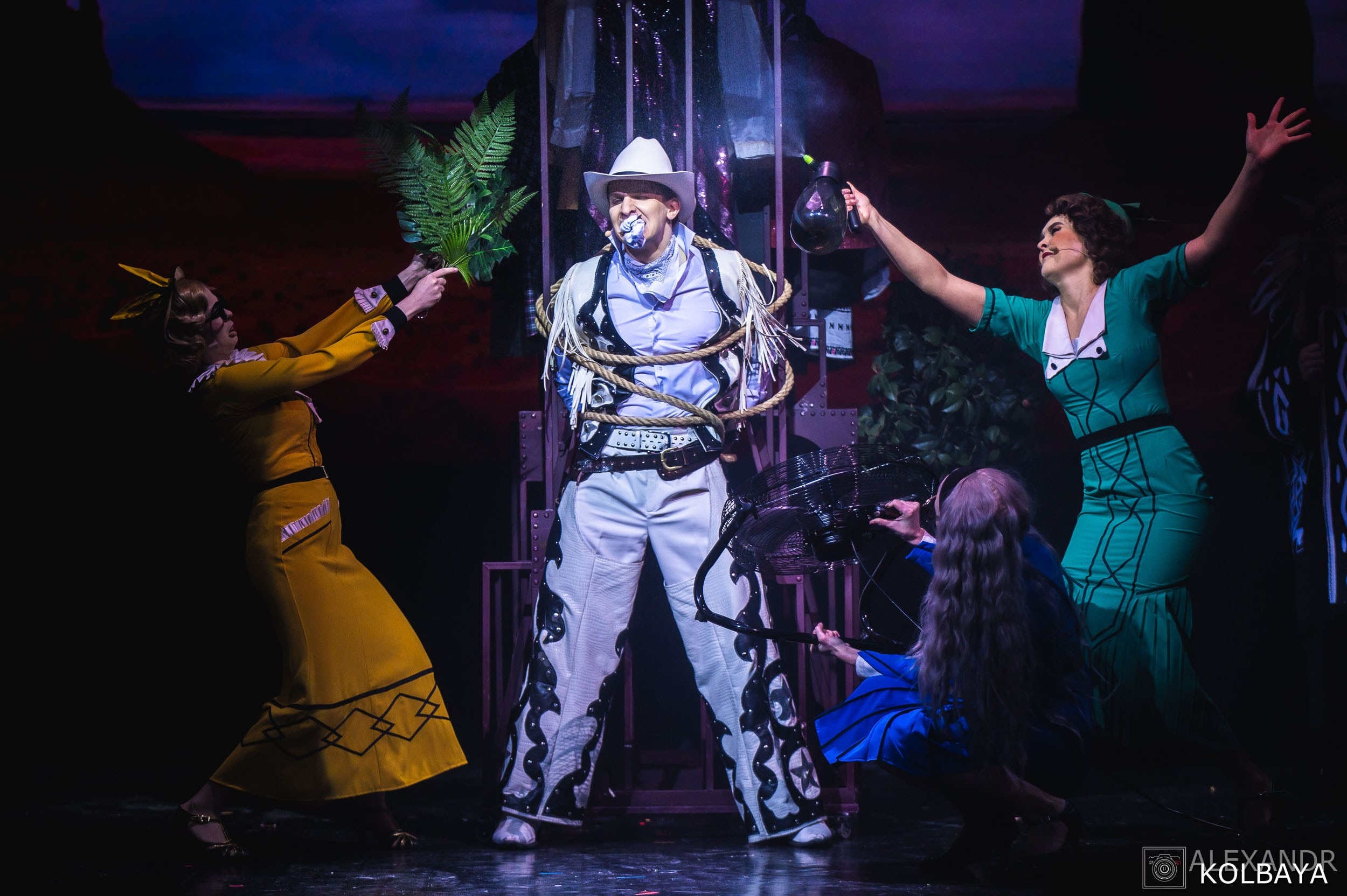 Фотографии со спектакля «Привет, я тетя Чарли». Концертный и театральный репортажный фотограф в Москве Александр Колбая