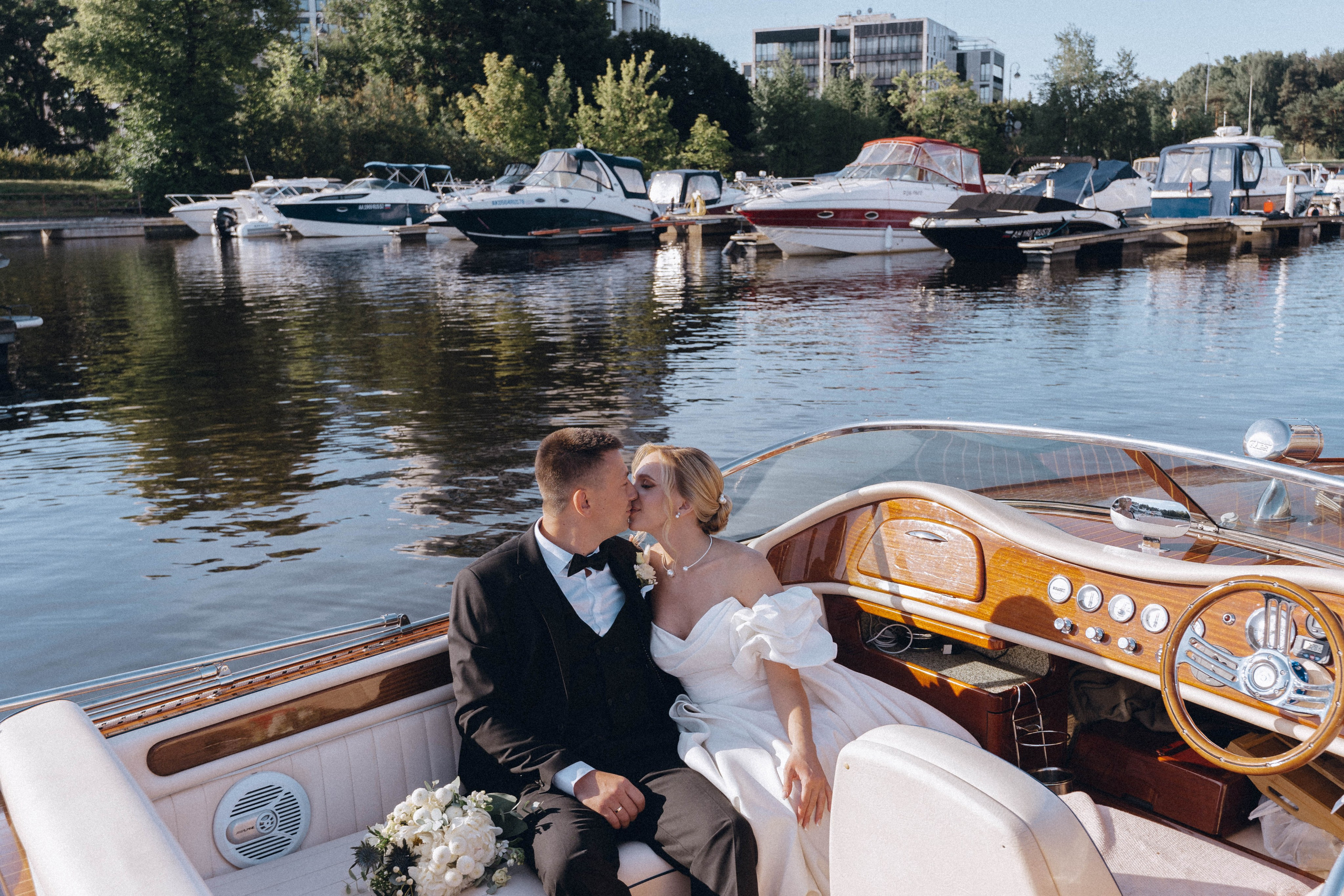 СВАДЕНБНАЯ СЬЕМКА НА КАТЕРЕ ПО КАНАЛАМ САНКТ-ПЕТЕРБУРГА И В АКВАТОРИИ НЕВЫ. Профессиональный фотограф, Санкт-Петербург — Виктория Богомолова
