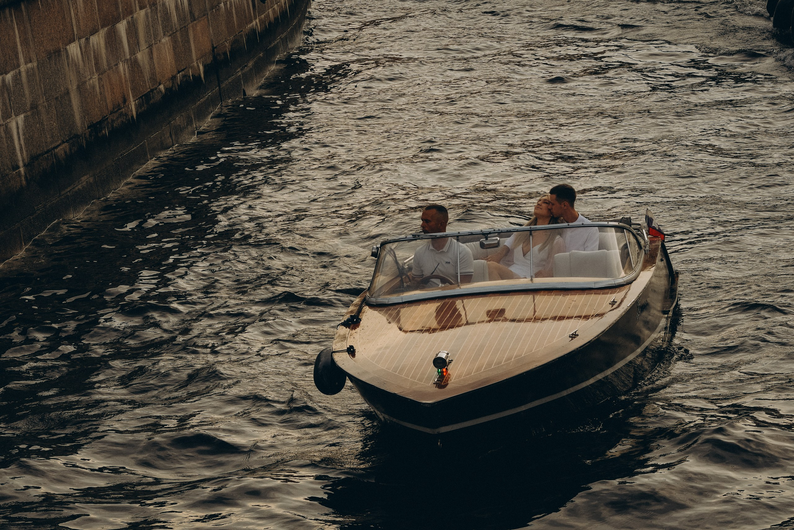 СВАДЕНБНАЯ СЬЕМКА НА КАТЕРЕ ПО КАНАЛАМ САНКТ-ПЕТЕРБУРГА И В АКВАТОРИИ НЕВЫ. Профессиональный фотограф, Санкт-Петербург — Виктория Богомолова