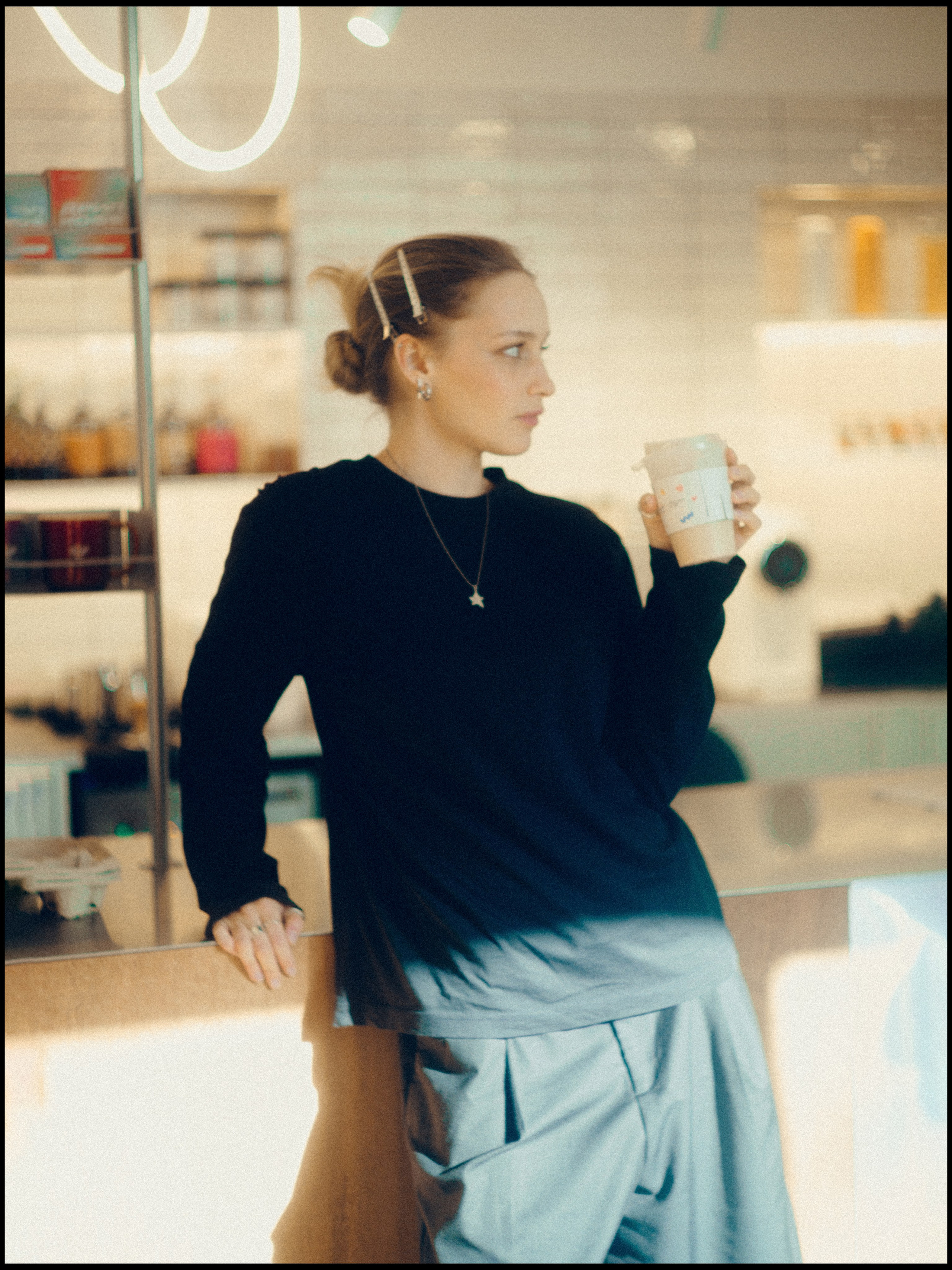 Портретная женская съемка в кофейне