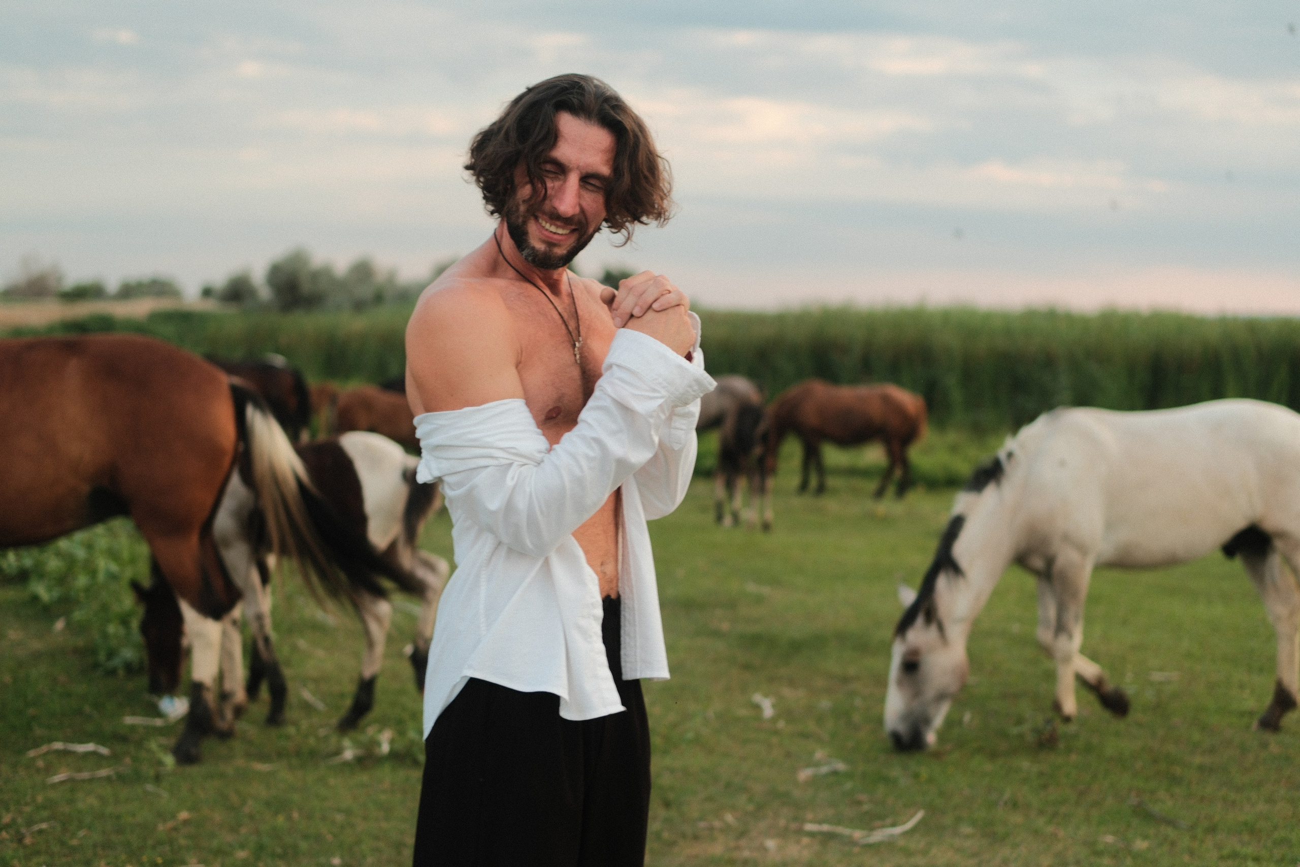 В поле с конём. Фотограф/Видеограф из Саратова