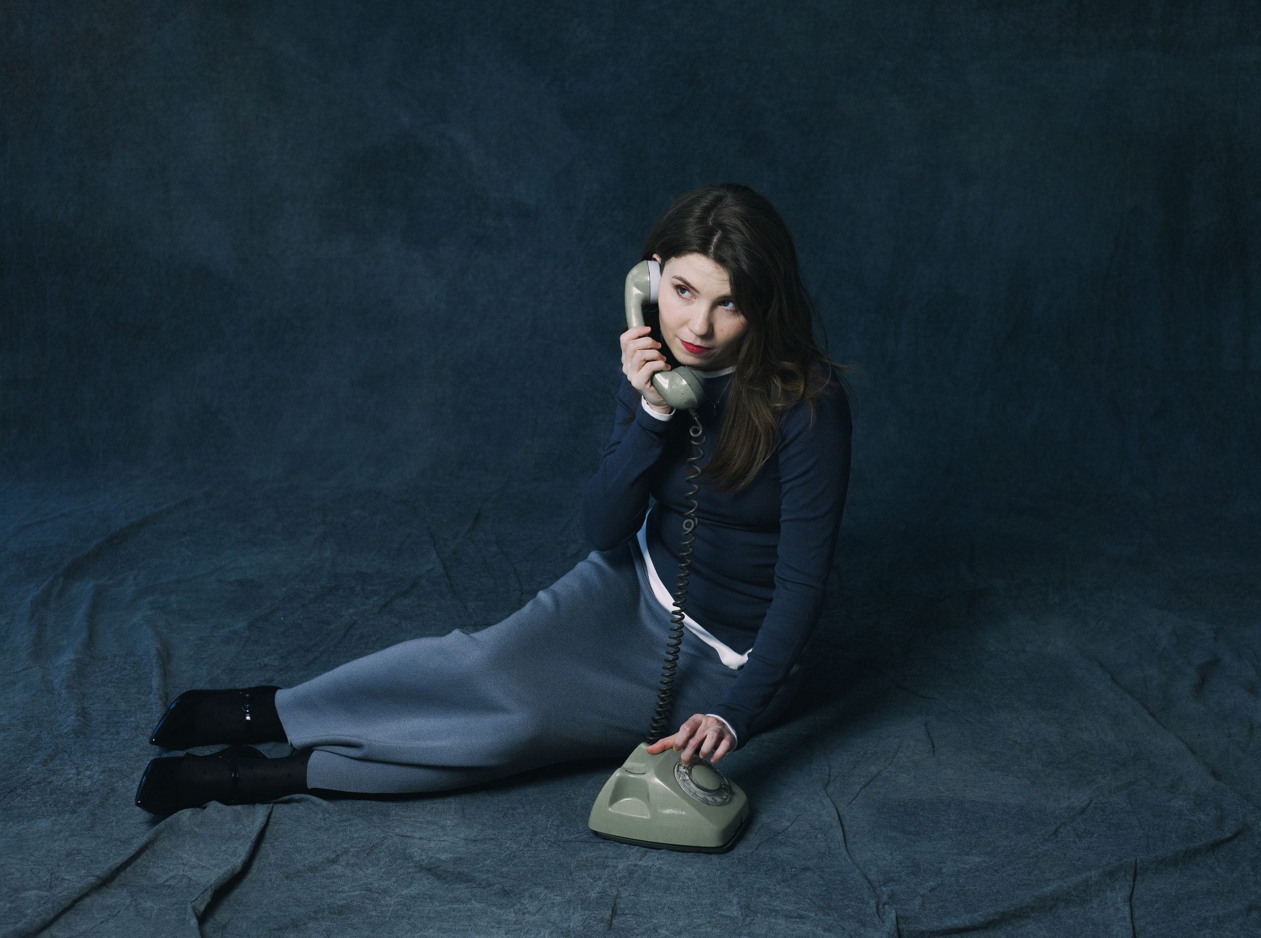 Мария Сергеенко, девушка в синих тонах, девушка в холодных тонах фото, фото в синих тонах, студийная съемка, фото с телефоном, фото в стиле ренаты литвиновой