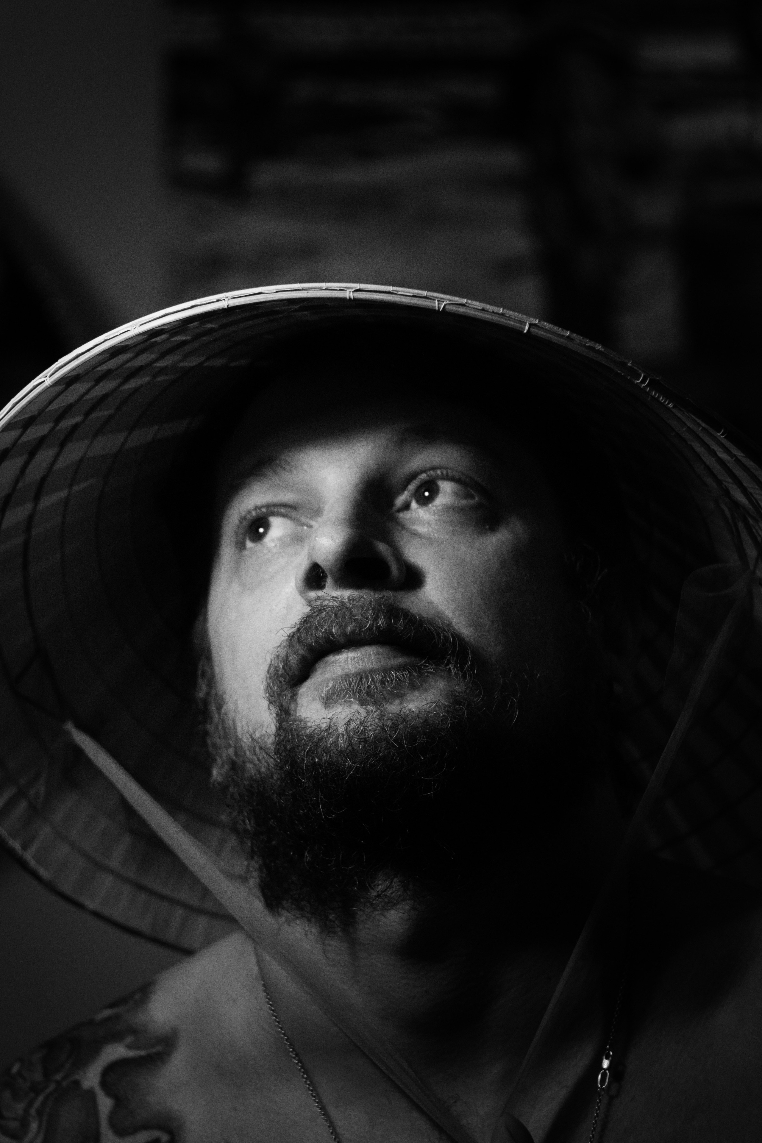 Черно-белый мужской портрет в азиатском стиле.