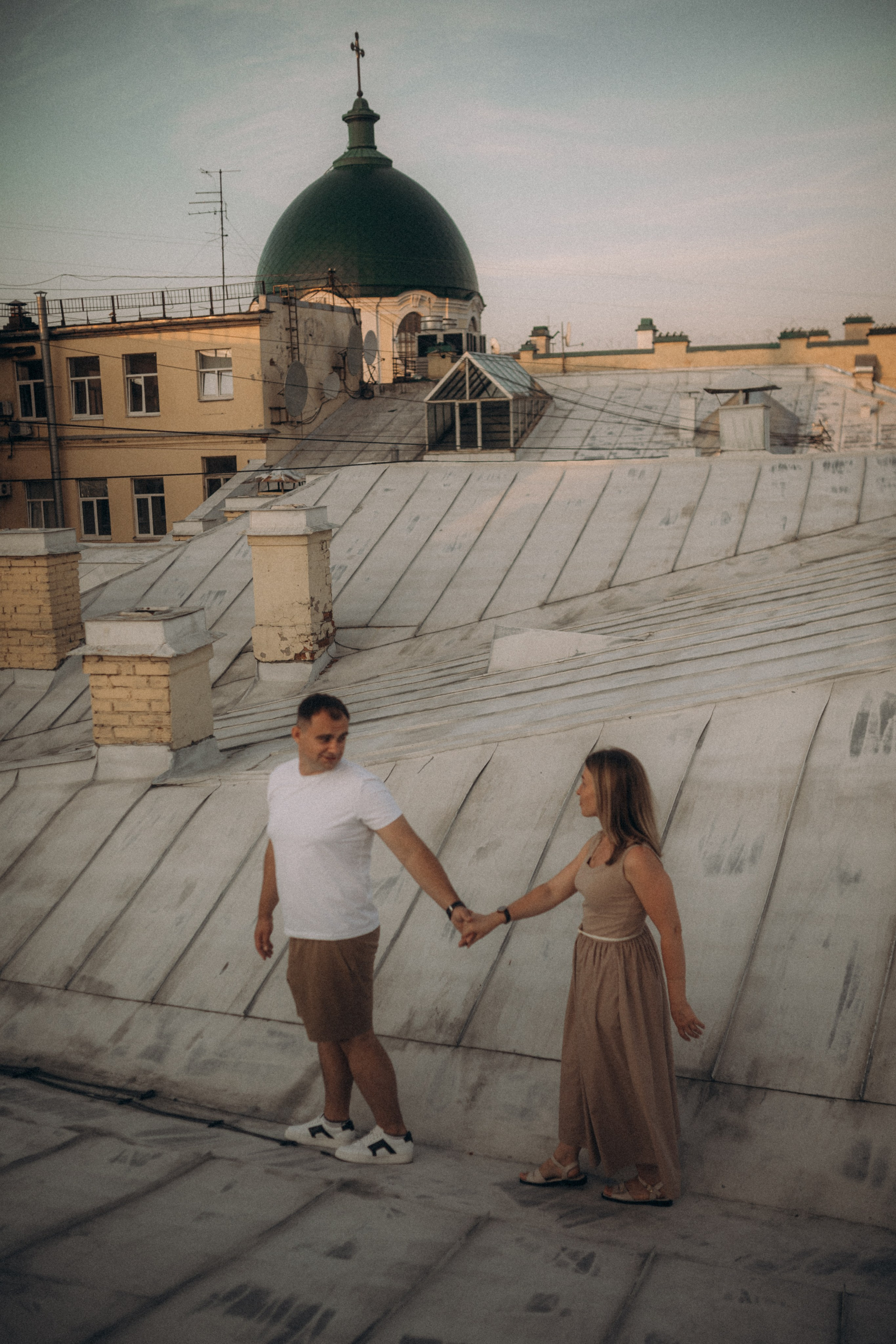 Мы сидим на питерской, теплой крыше. Фотограф в Санкт Петербурге Лара Великова