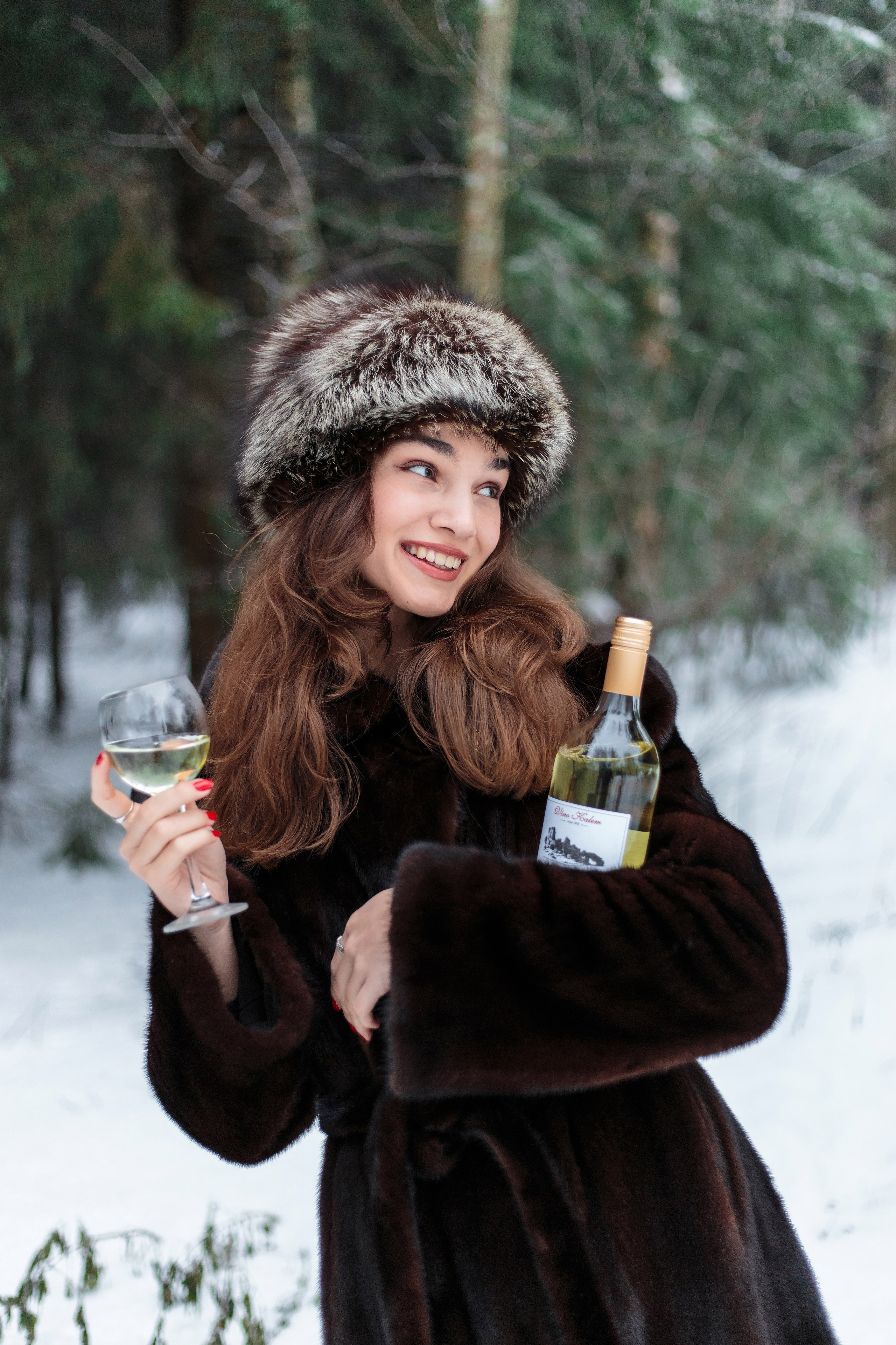 Зимняя фотосессия девушки в лесу. Главная