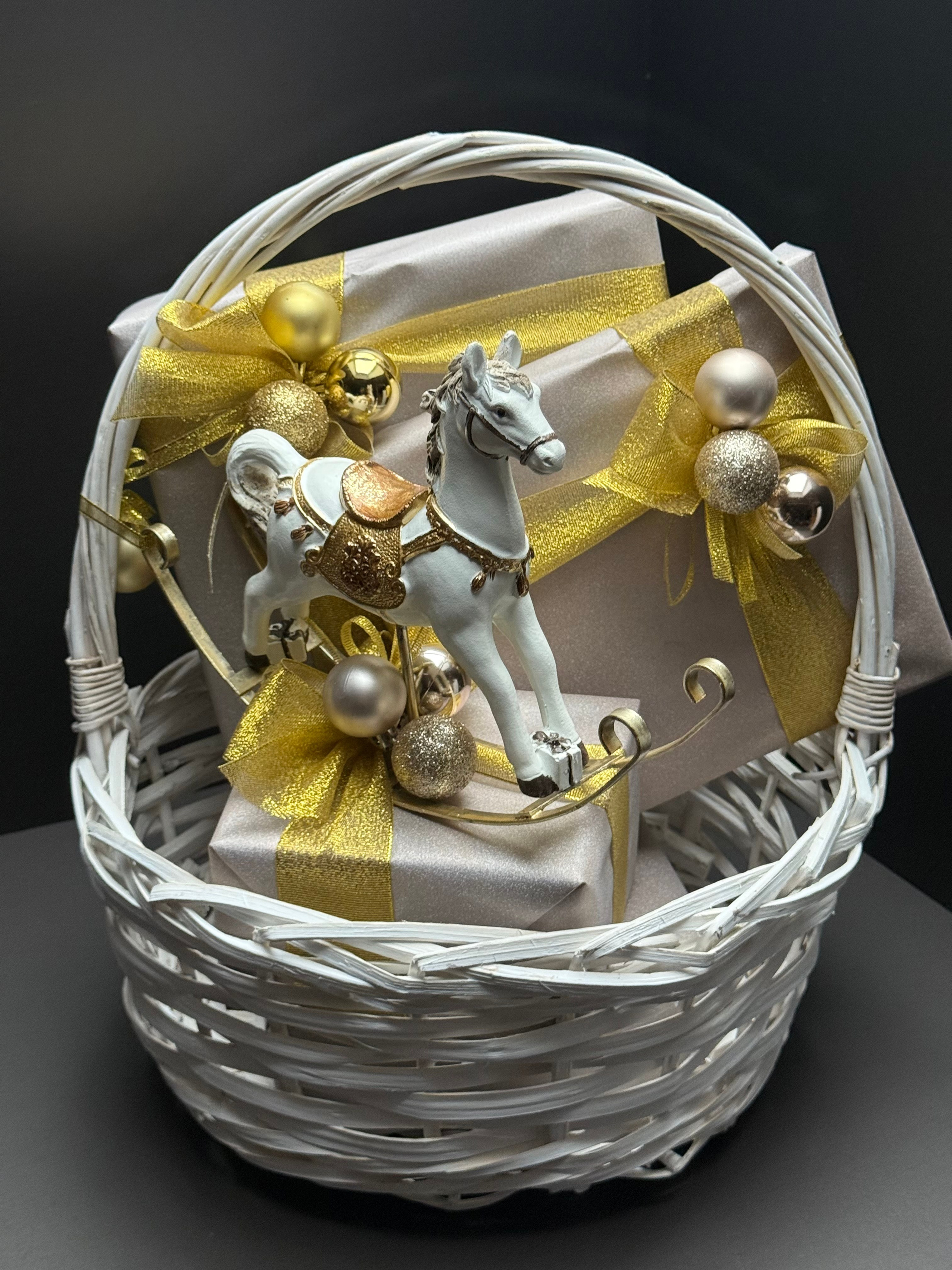 Новогодняя корзина. Студия подарочных наборов «Владия»