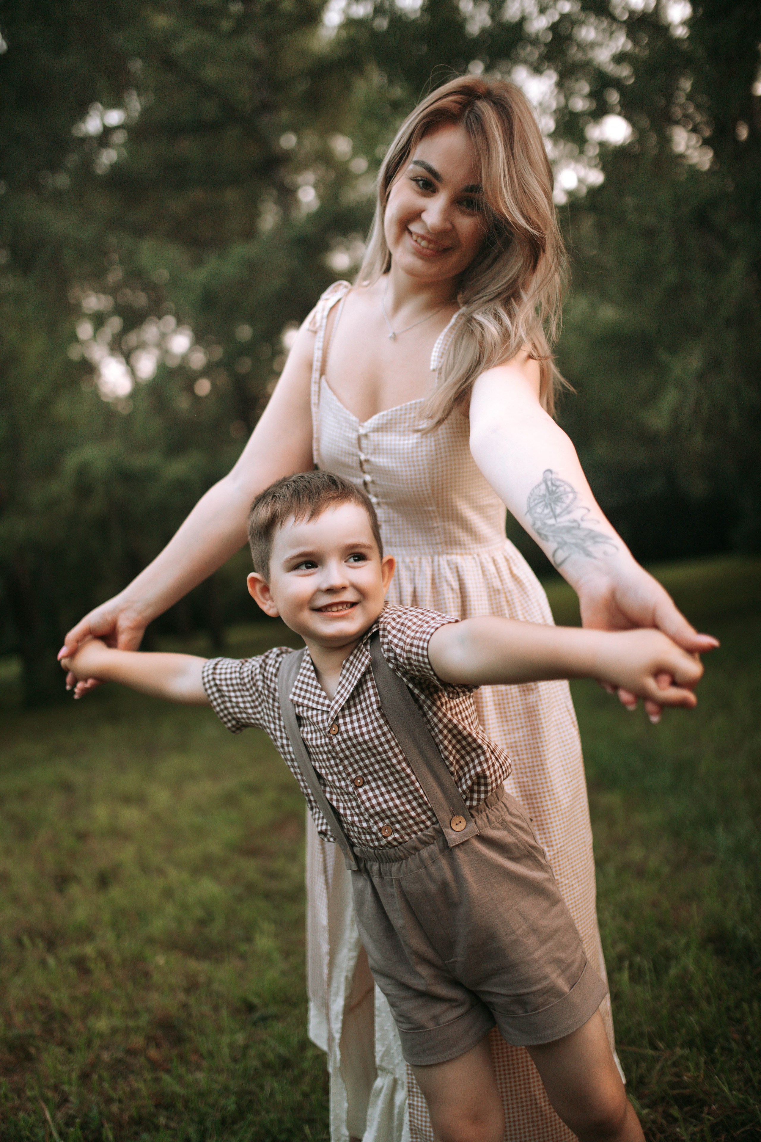 Весёлая прогулка вместе с мамой. Свадебный и семейный фотограф в Нижнем Новгороде