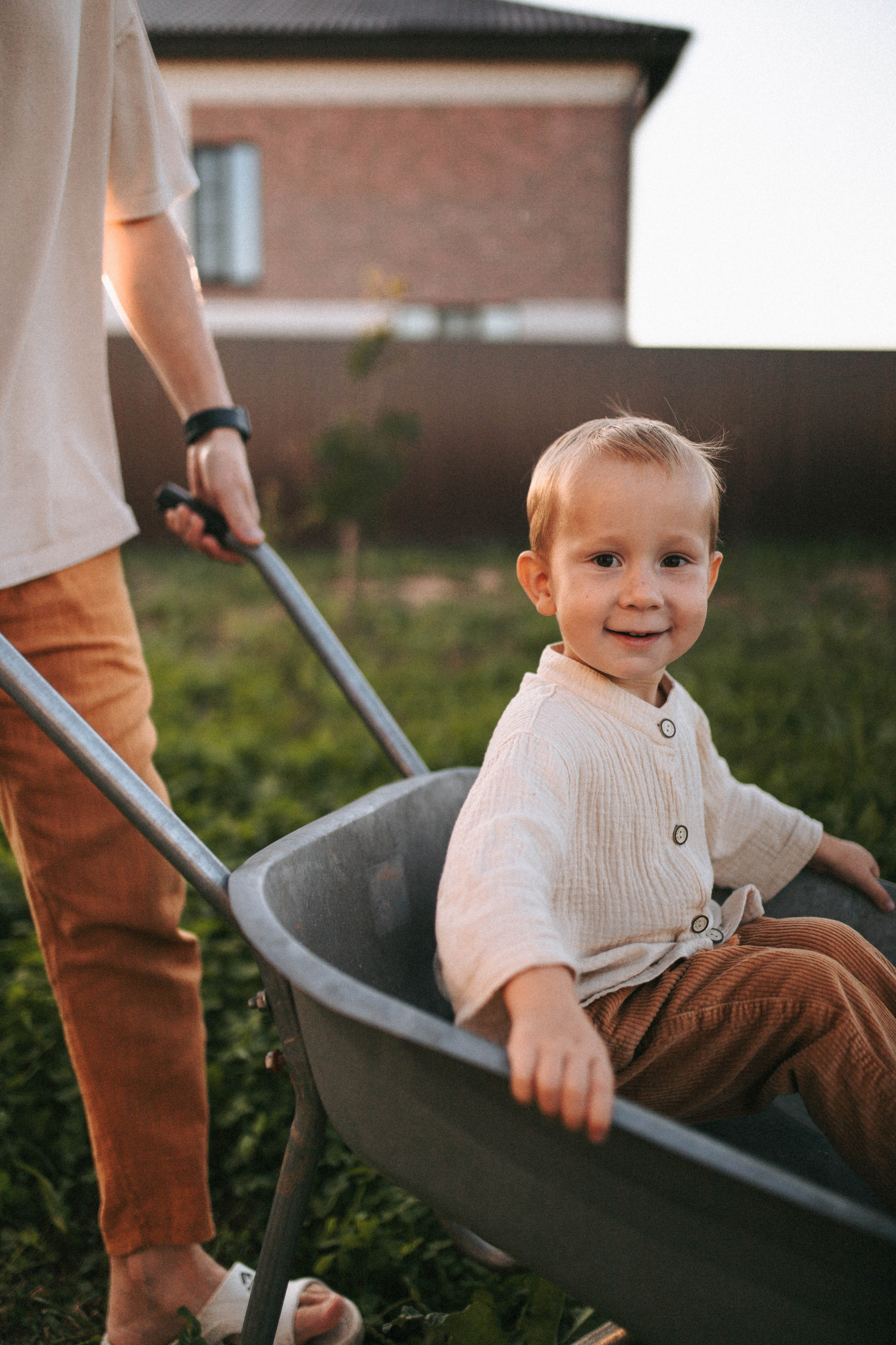 Во дворе своего дома. Свадебный и семейный фотограф в Нижнем Новгороде
