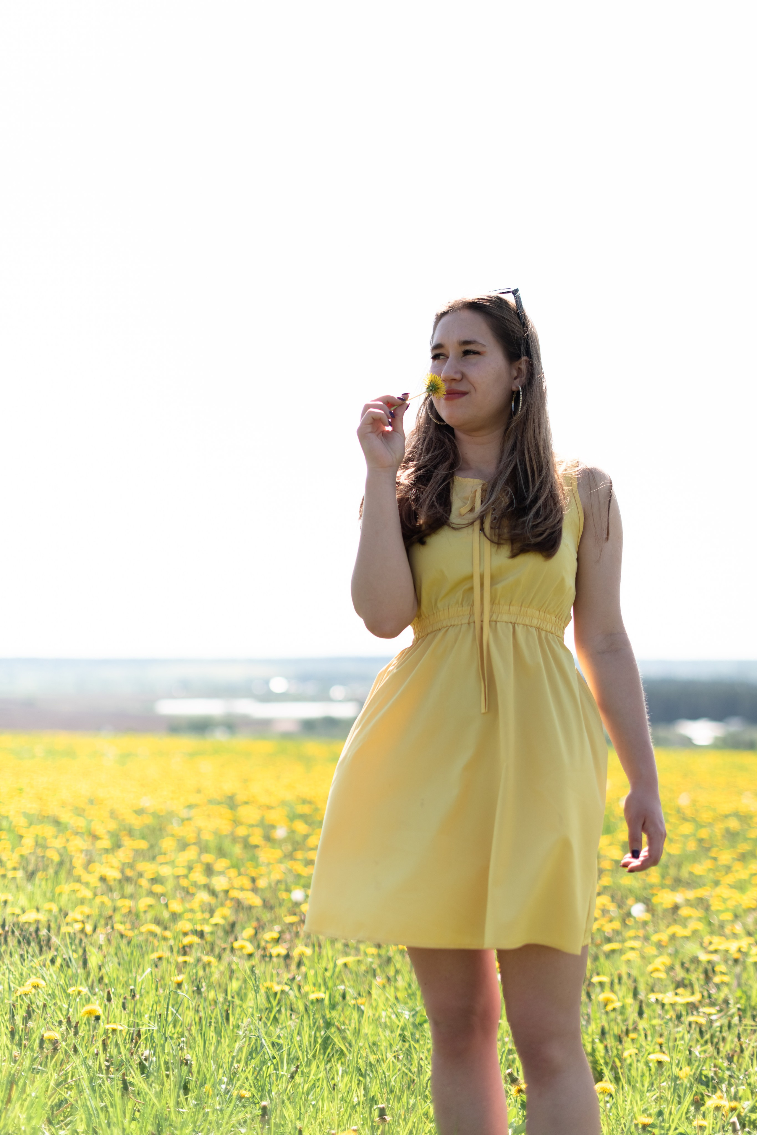 девушка с одуванчиками
