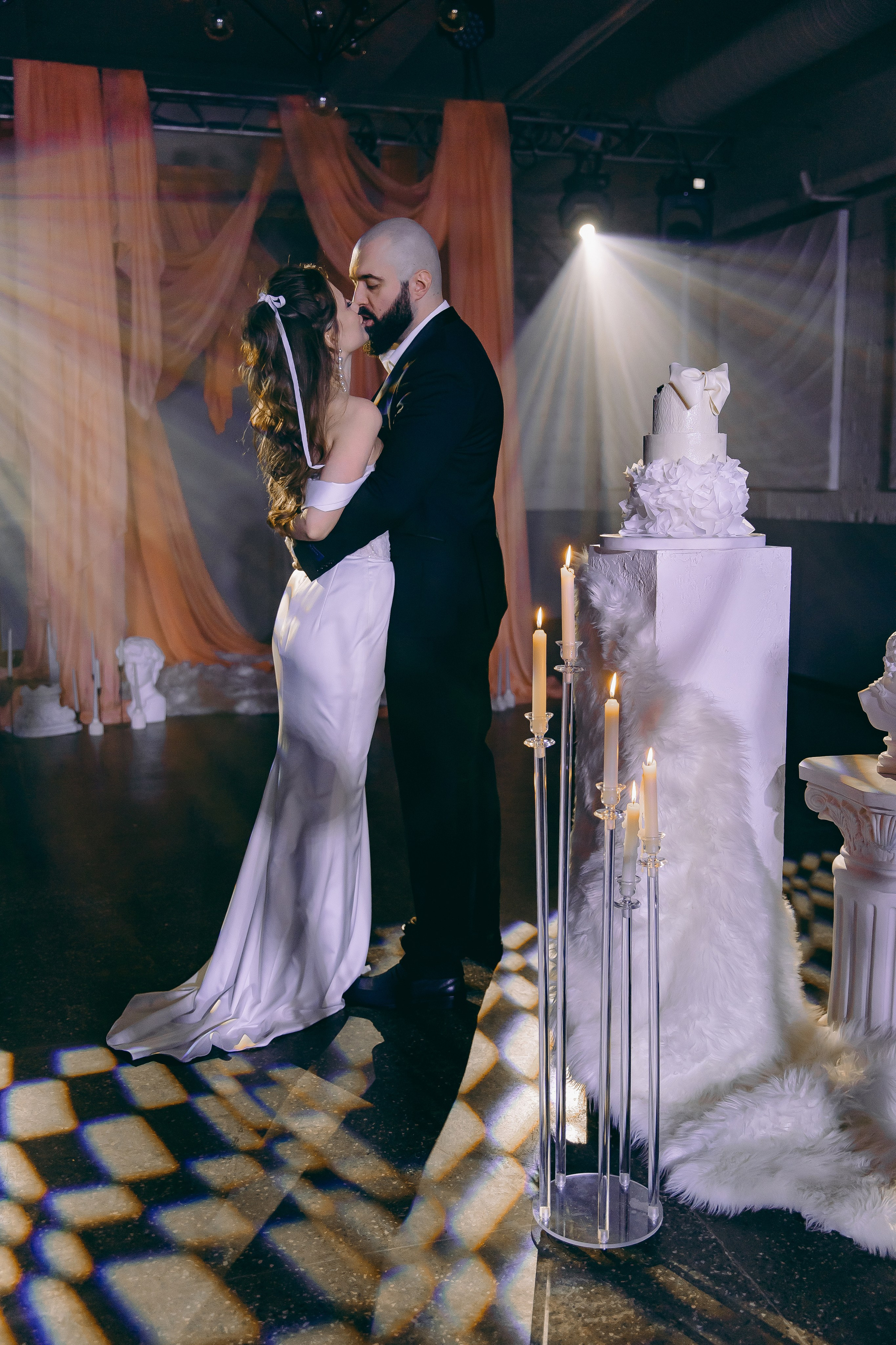 История торта Олеси и Владимира. Свадебный и семейный фотограф в Рязани Саша Крутых