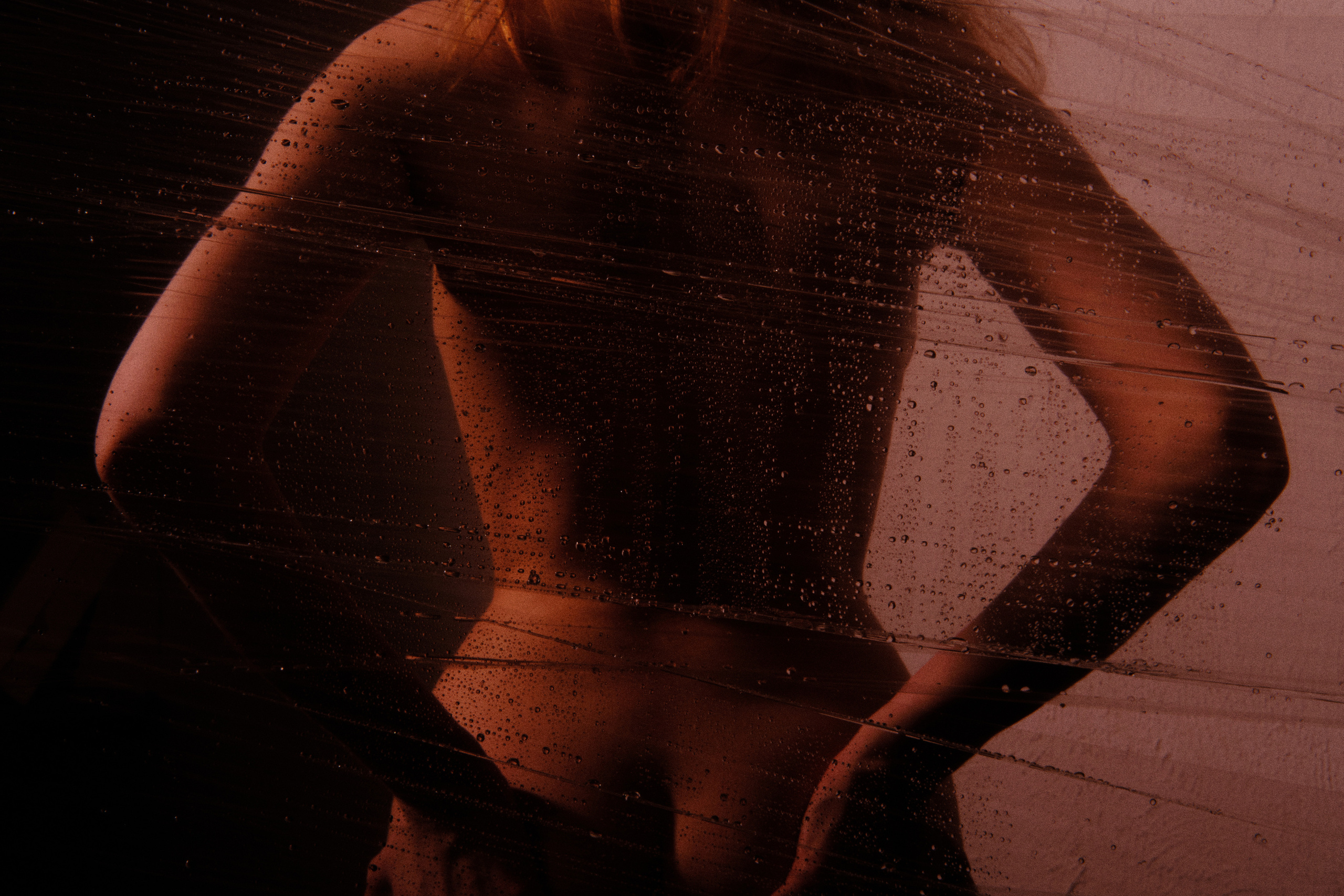 Обнаженная спина в душе