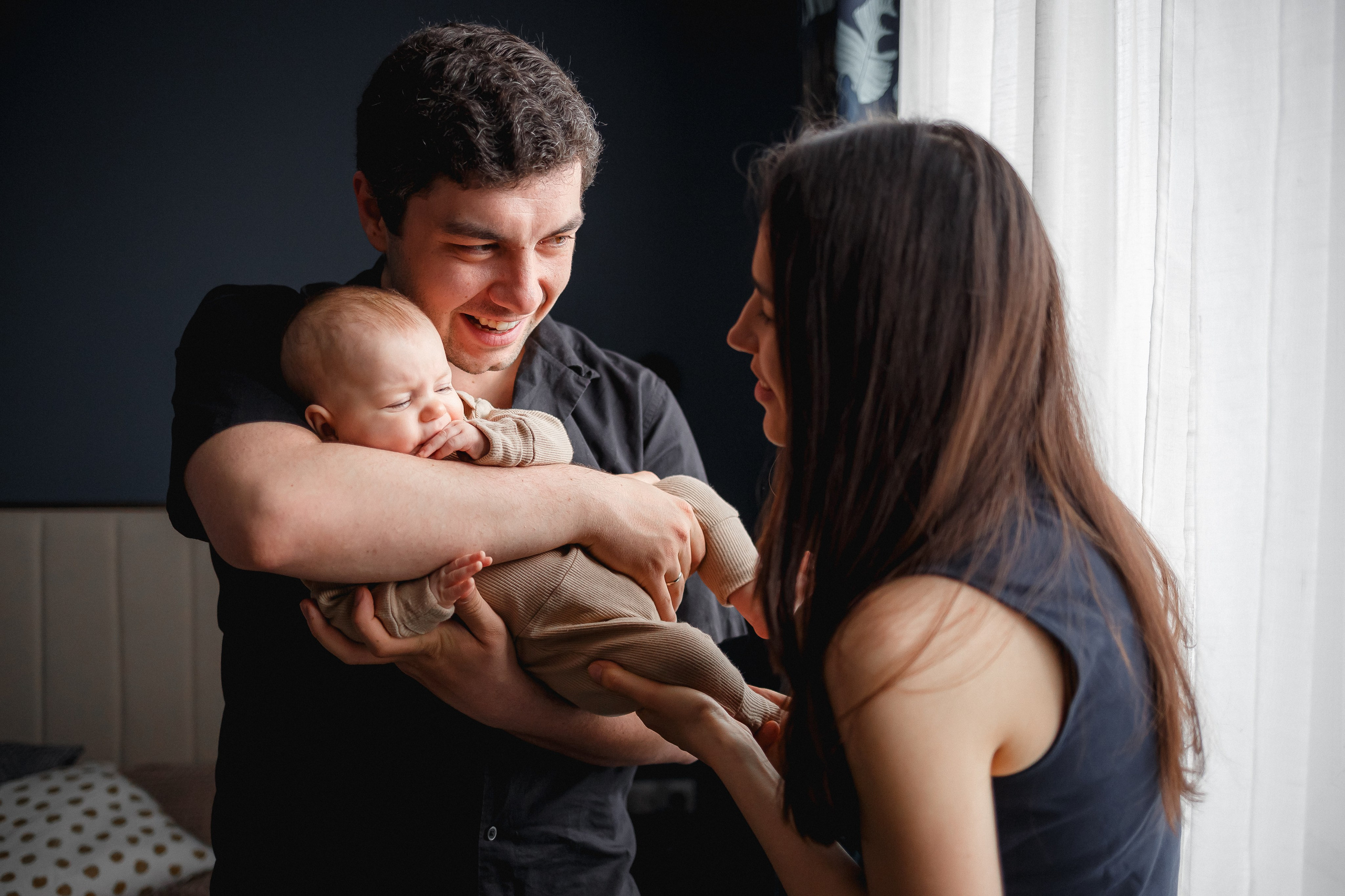 Малышка Катя, родители и бабушка. Домашняя съёмка. Фотограф в Москве Базанова Дарья