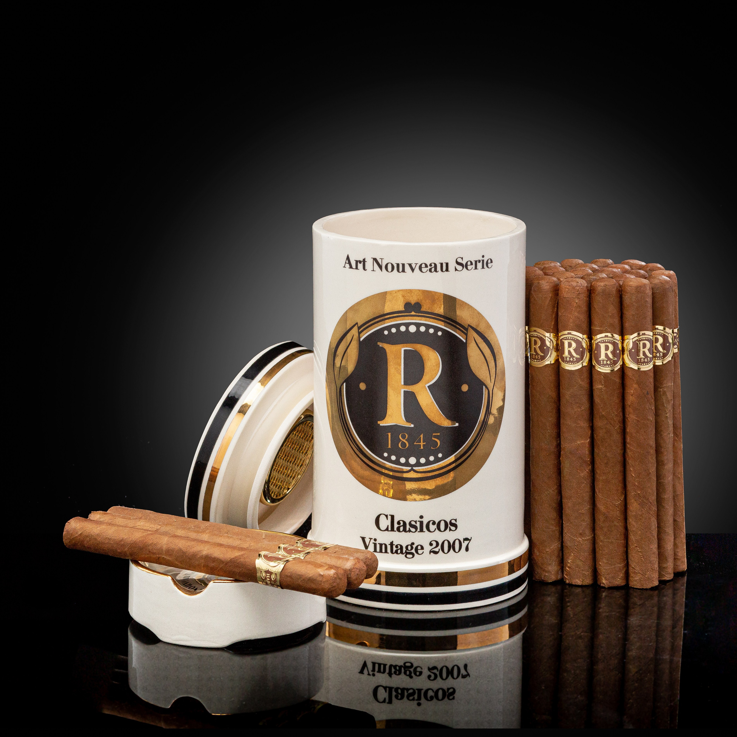 Cигарами Quai D'orsay в подарочном керамическом хьюмидоре от Top Cigars Corporation.