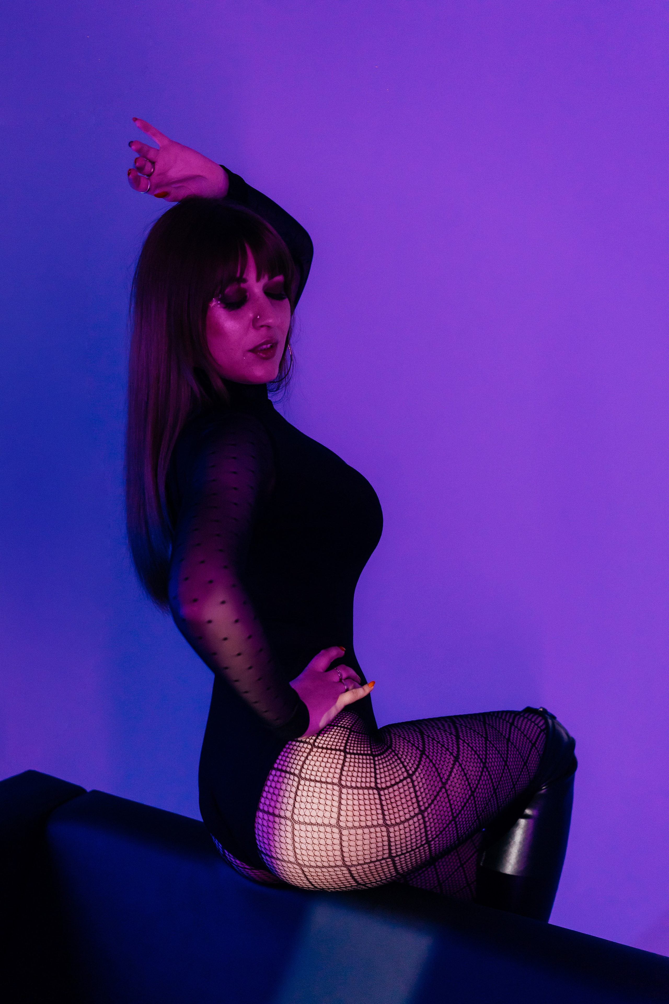 Фотосессия в неоновом свете в фотостудии. Фотограф и видеограф Смоленск | Студия Цезарь