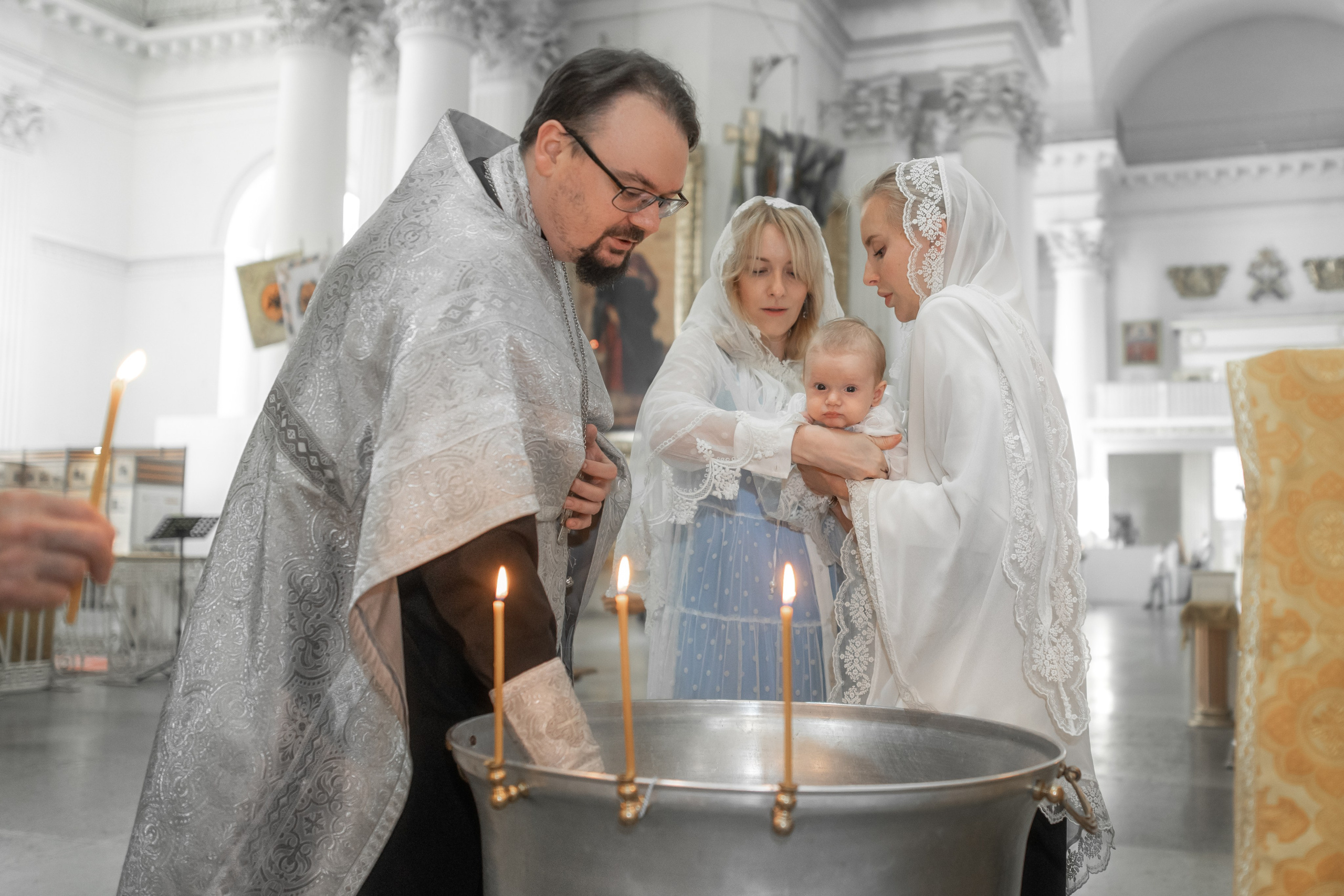 Крещение в Троице Измайловском соборе. Фотограф на крещение и венчание, семейный фотограф в Санкт-Петербурге