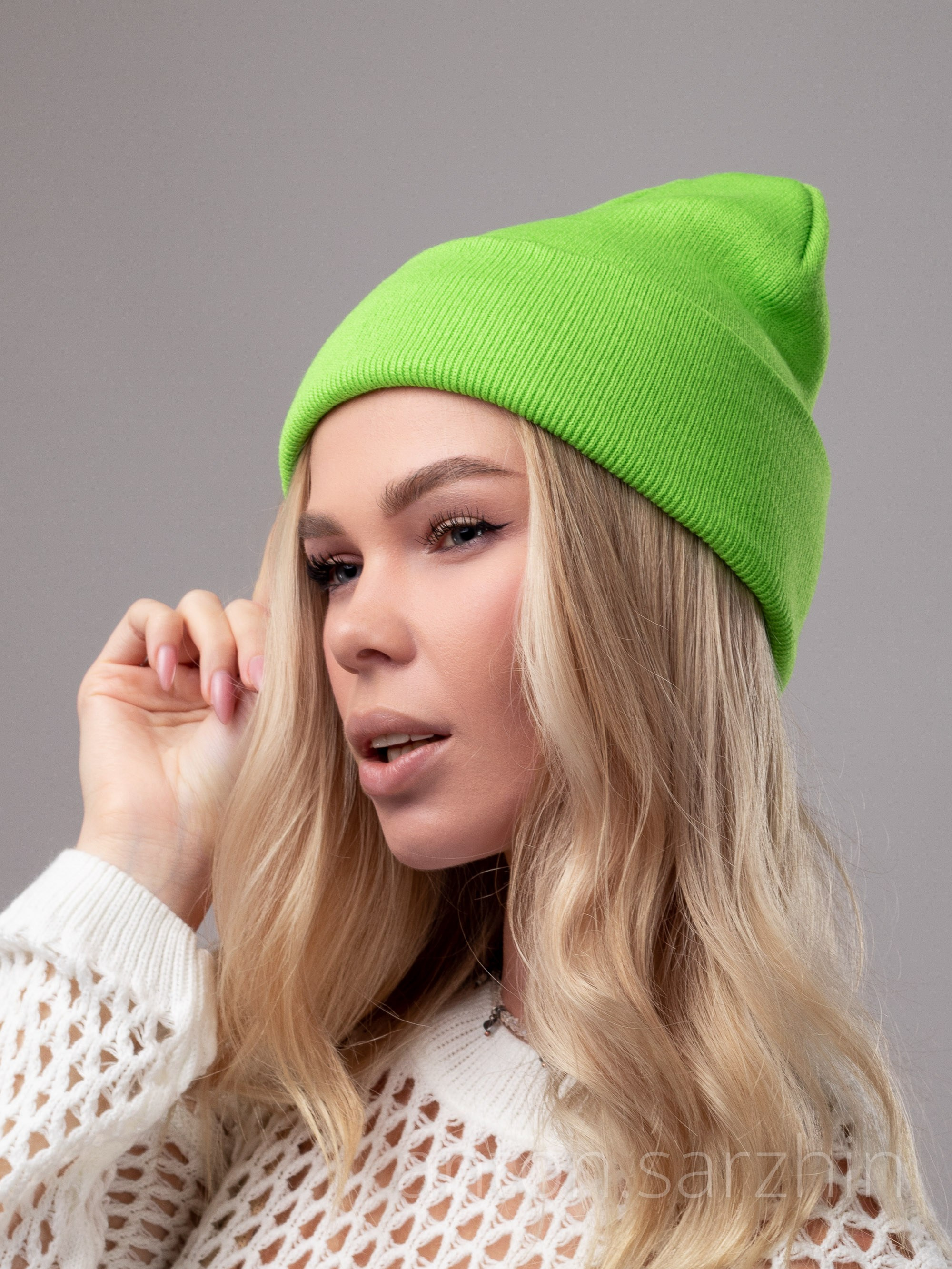 Съемка шапки бини на модели