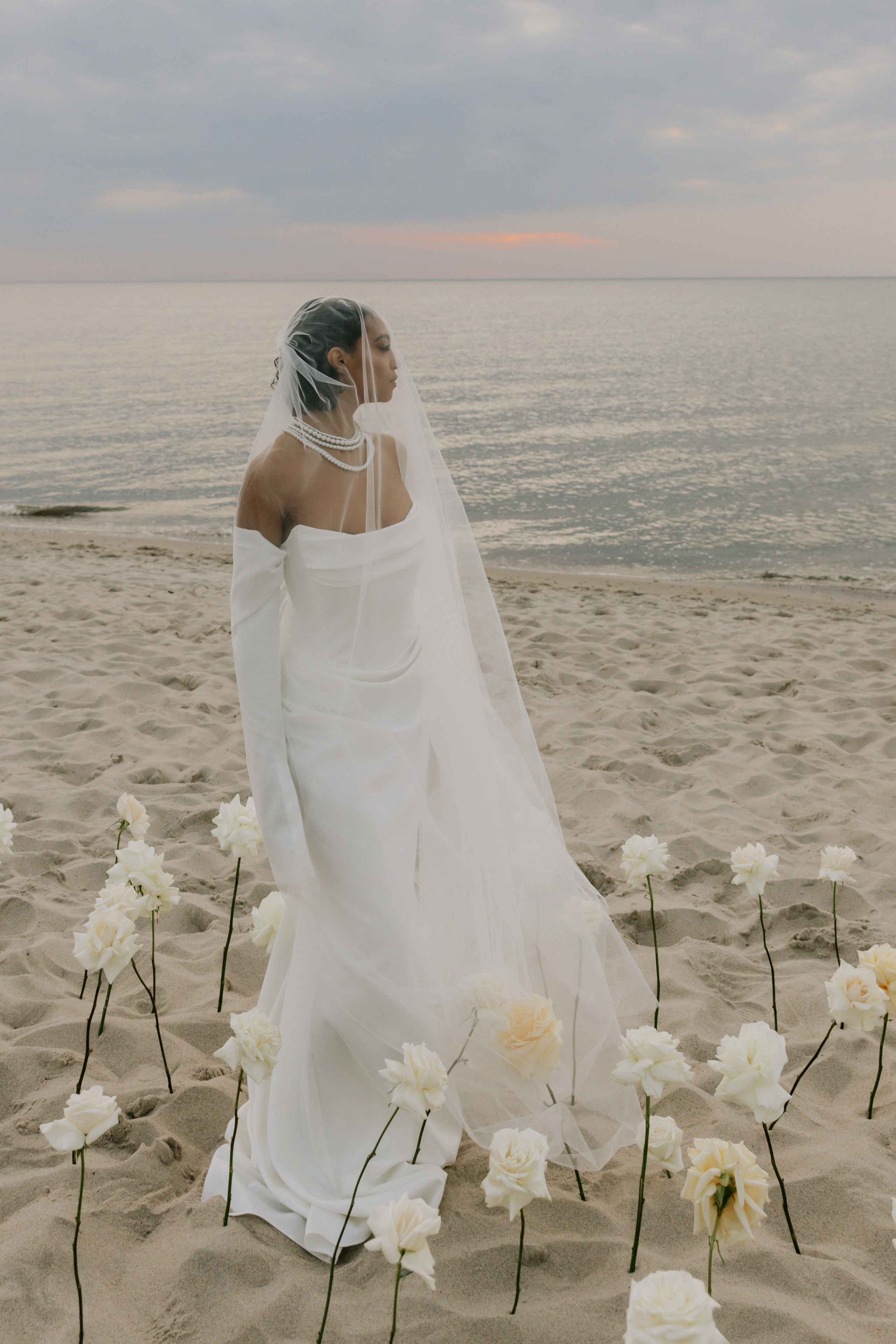 Выездная регистрация на море с белыми розами. Свадебный фотограф Калининград