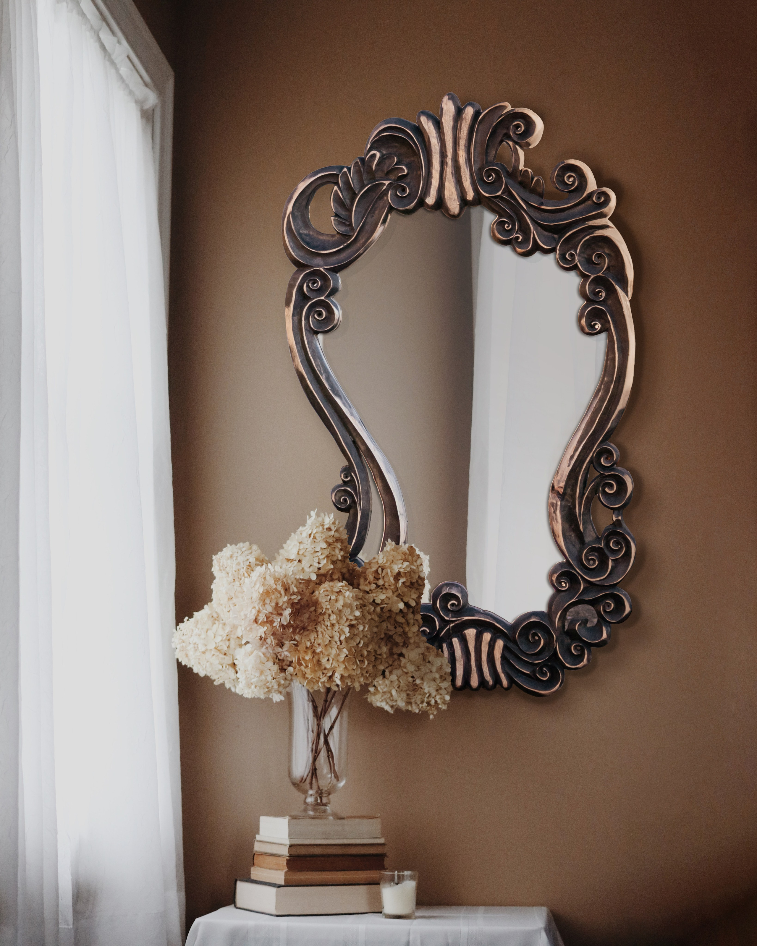 Зеркало в необычной деревянной оправе