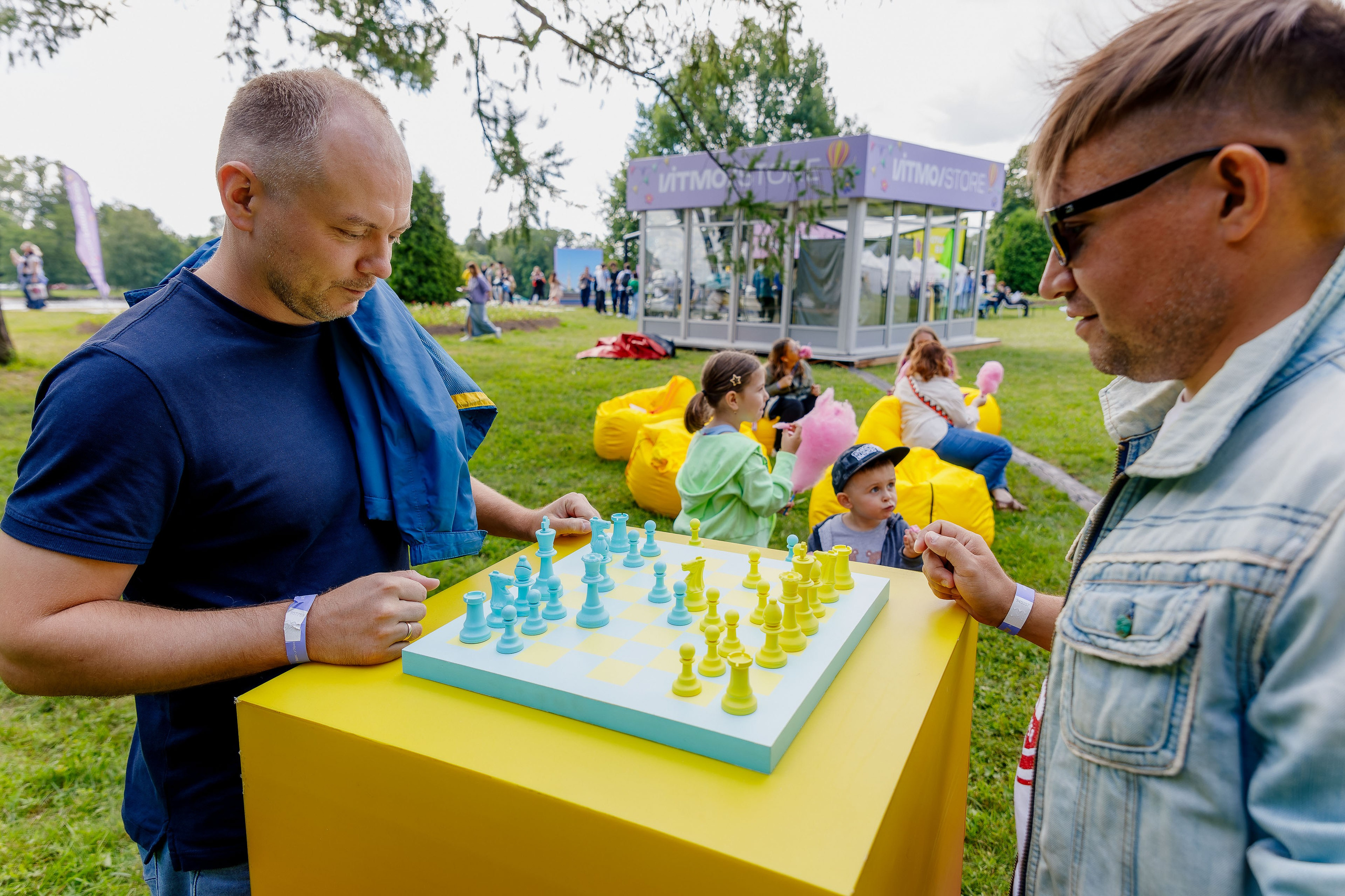 Фоторепортаж: стенд Яндекс Образования на ITMO Family Day 2024. Репортажный фотограф Москва Сергей Мирошников