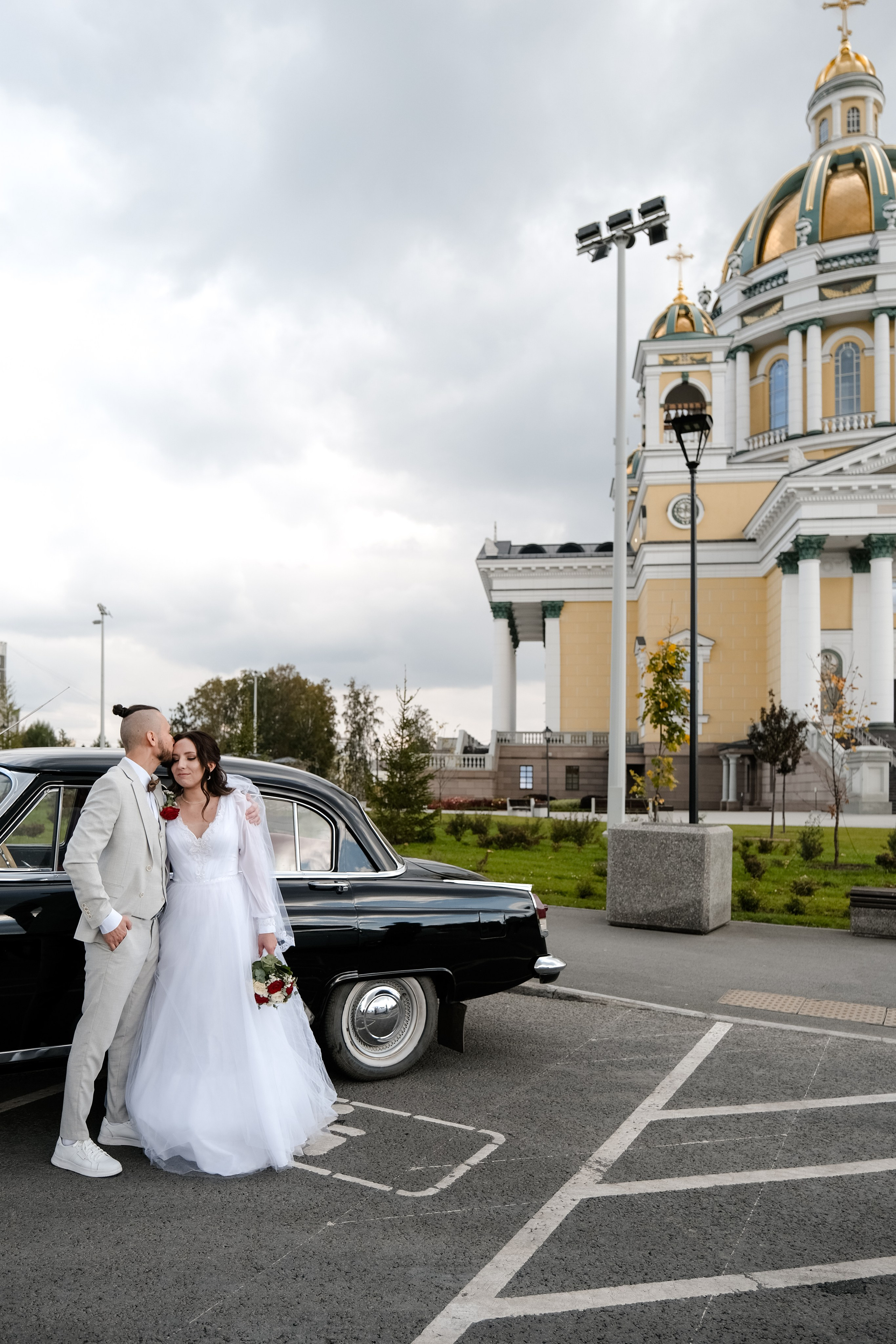Азат и Дарья_прогулка с ретро-автомобилями. Свадебный фотограф в Челябинске Сырчикова Наталья