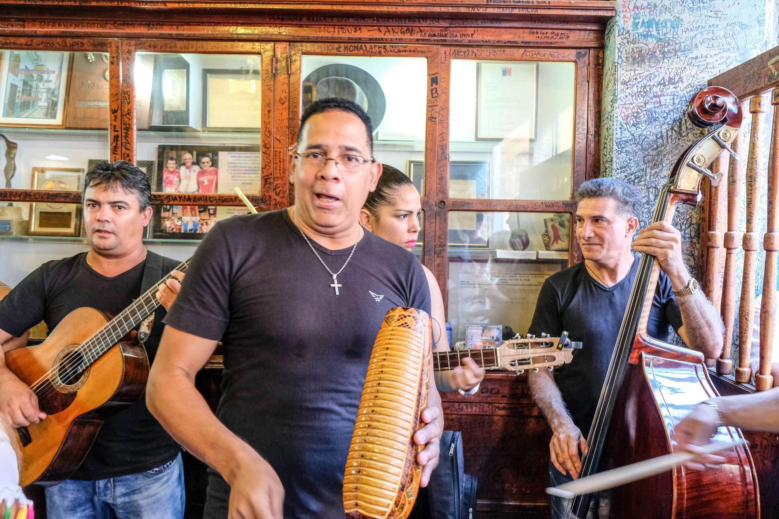 УЛИЦЫ. ПОБУДЬ ЗДЕСЬ И ЦЕЛЕЕ БУДЕТ ЭТОТ МИР