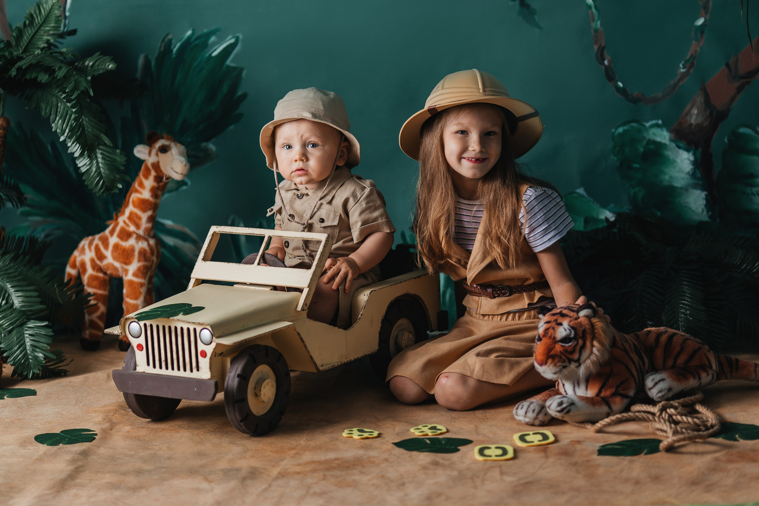 <img src="ml.jpg" alt="Фотозона в стиле сафари. Жираф. Костюм путешественника. Ульяновск.">